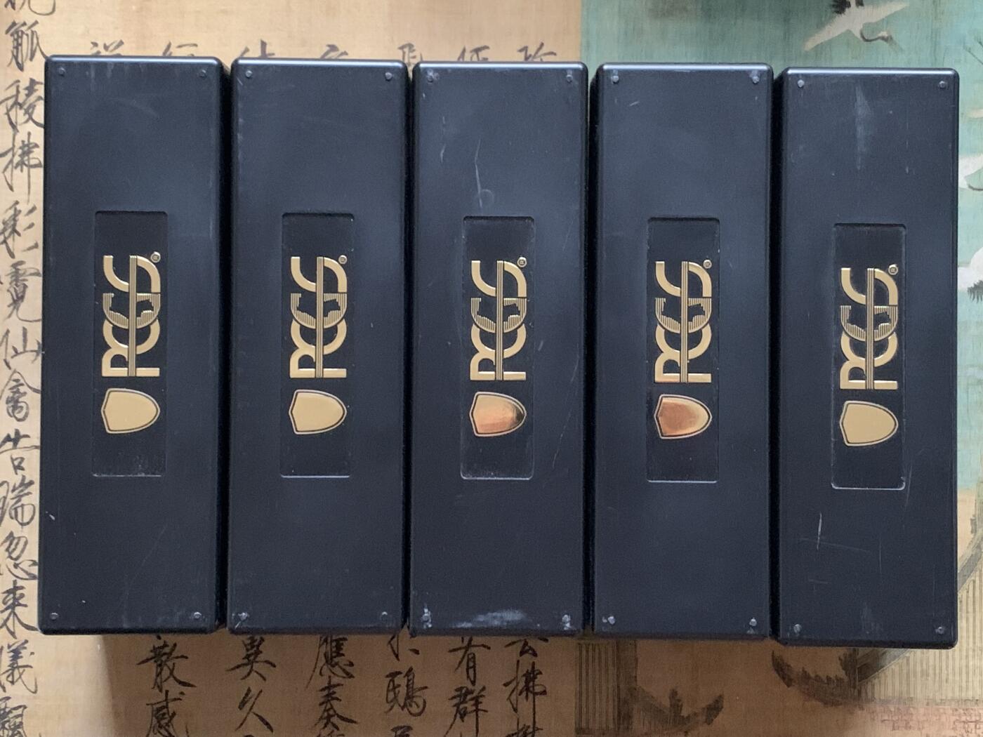 《竞宝斋》第470场 周日，周一，周二 3场连拍 （全场包邮）欢迎送拍 五个一组 PCGS评级币大号正版收纳盒（每个可装20枚PCGS评级币）黑色 细节见图