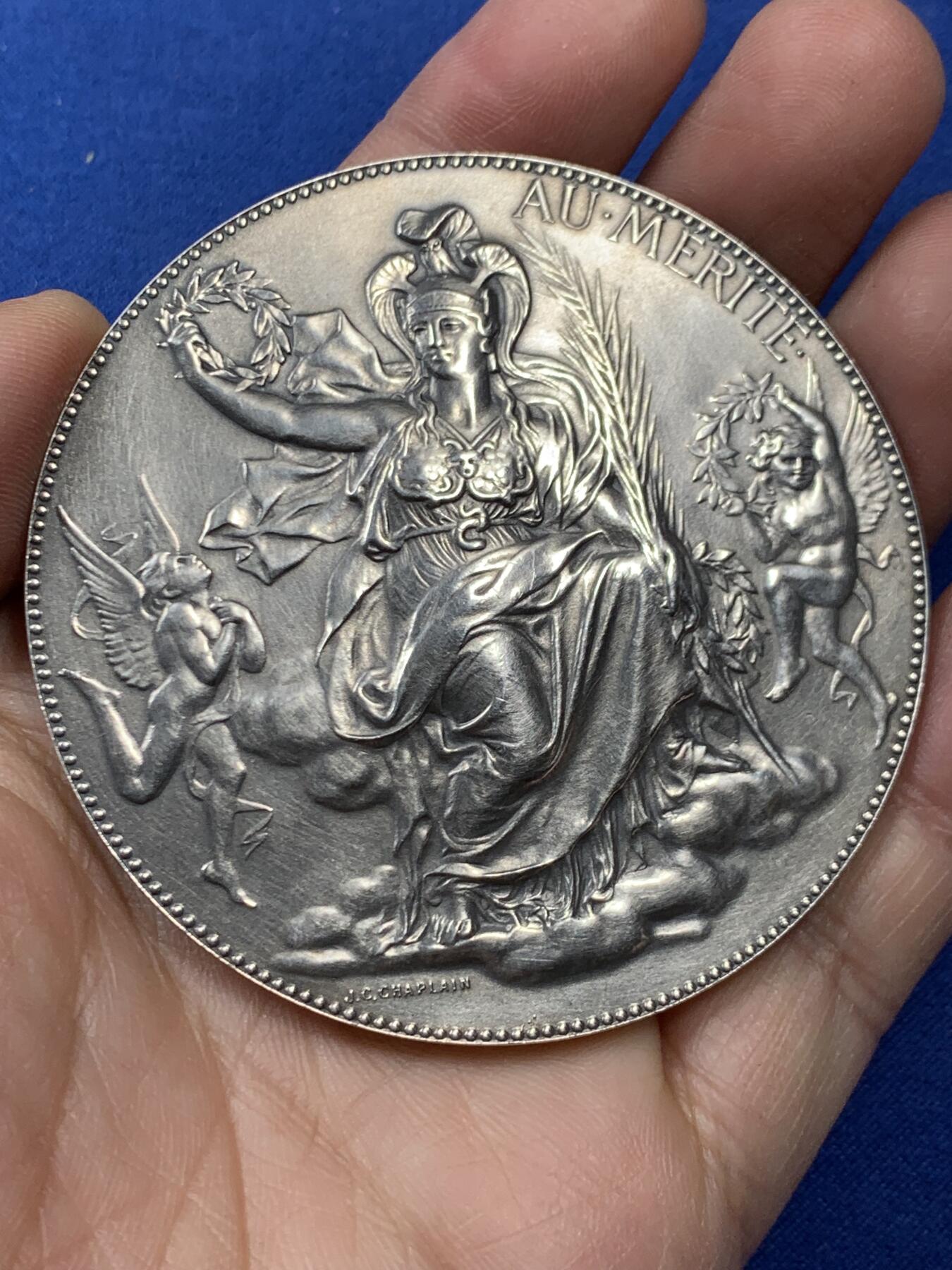 《竞宝斋》第470场 周日，周一，周二 3场连拍 （全场包邮）欢迎送拍 名家夏普兰作 1924年法国圣埃蒂安商业法庭大银章 150.5克 68mm 丰饶角银标 带盒