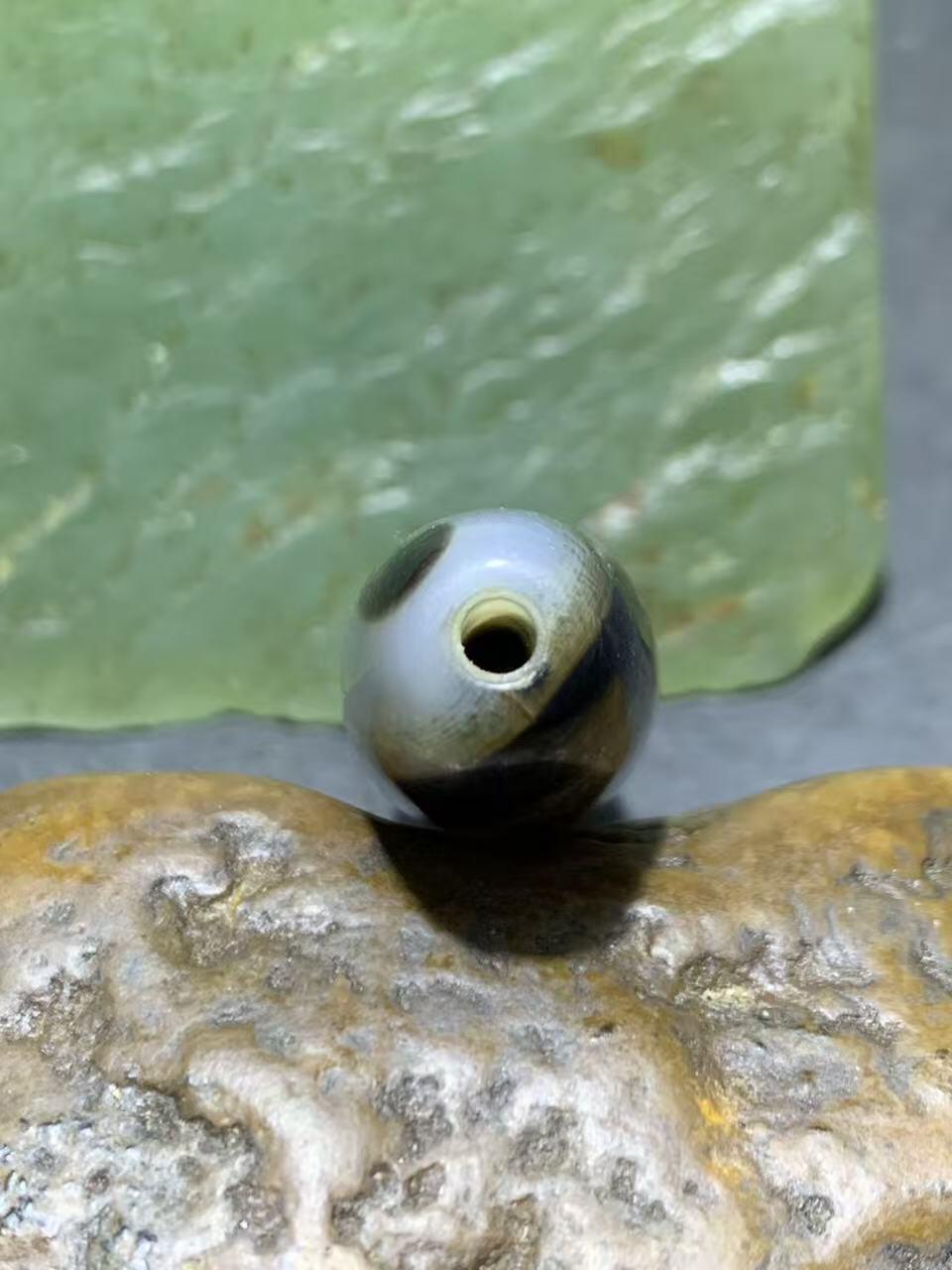 精美罕见一眼靠山图案药师玛瑙随形桶珠一个