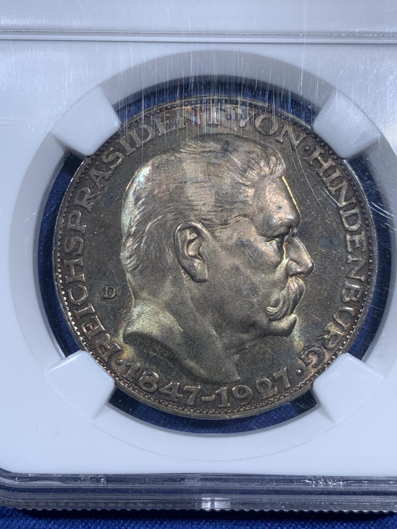 《竞宝斋》第470场 周日，周一，周二 3场连拍 （全场包邮）欢迎送拍 NGC MS64 德国1927兴登堡80寿诞币型银章，卡尔哥茨，经典品种。少见的老N盒评级章，双面绝美重五彩，底板丝滑如镜。实物上手超赞，分数难以描绘的绝佳状态