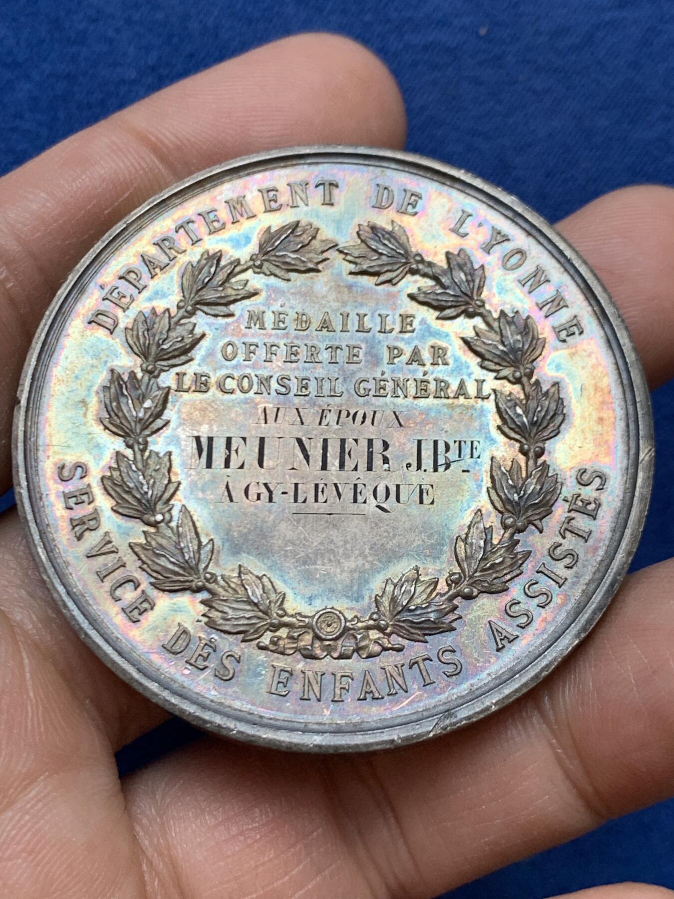 《竞宝斋》第470场 周日，周一，周二 3场连拍 （全场包邮）欢迎送拍 法国拿破仑三世时期救助儿童服务处纪念大银章 64.5克 50.2mm 蜜蜂银标