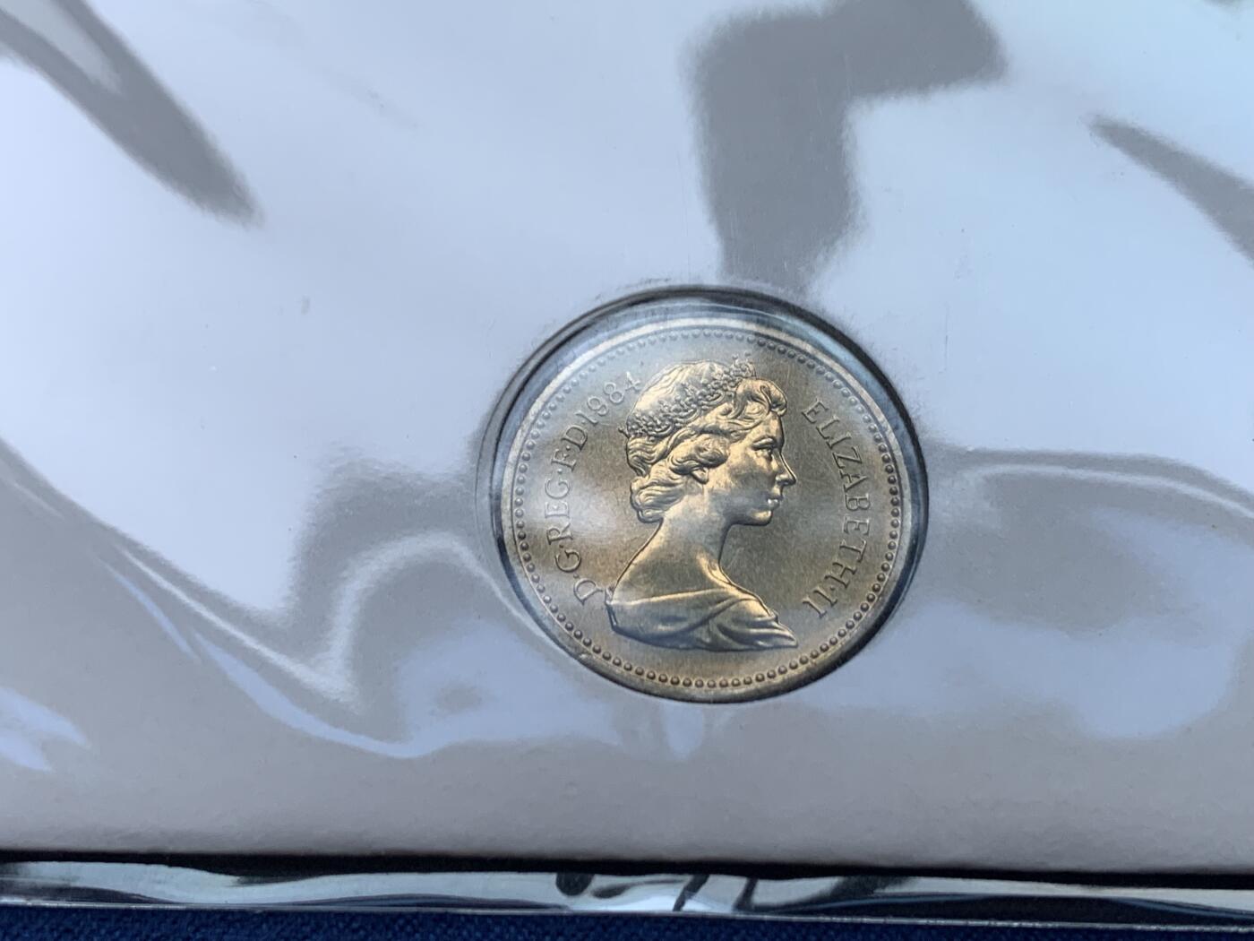 《竞宝斋》第470场 周日，周一，周二 3场连拍 （全场包邮）欢迎送拍 两枚一组 1984年英国老1英镑首日封/邮币封（Royal Mint和Royal Mail联合发行）