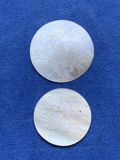 《竞宝斋》第470场 周日，周一，周二 3场连拍 （全场包邮）欢迎送拍 - 英国一线回流清螺钿贝母筹码2枚一对，大小圆型，珠光水润，满工花卉图案精雕。