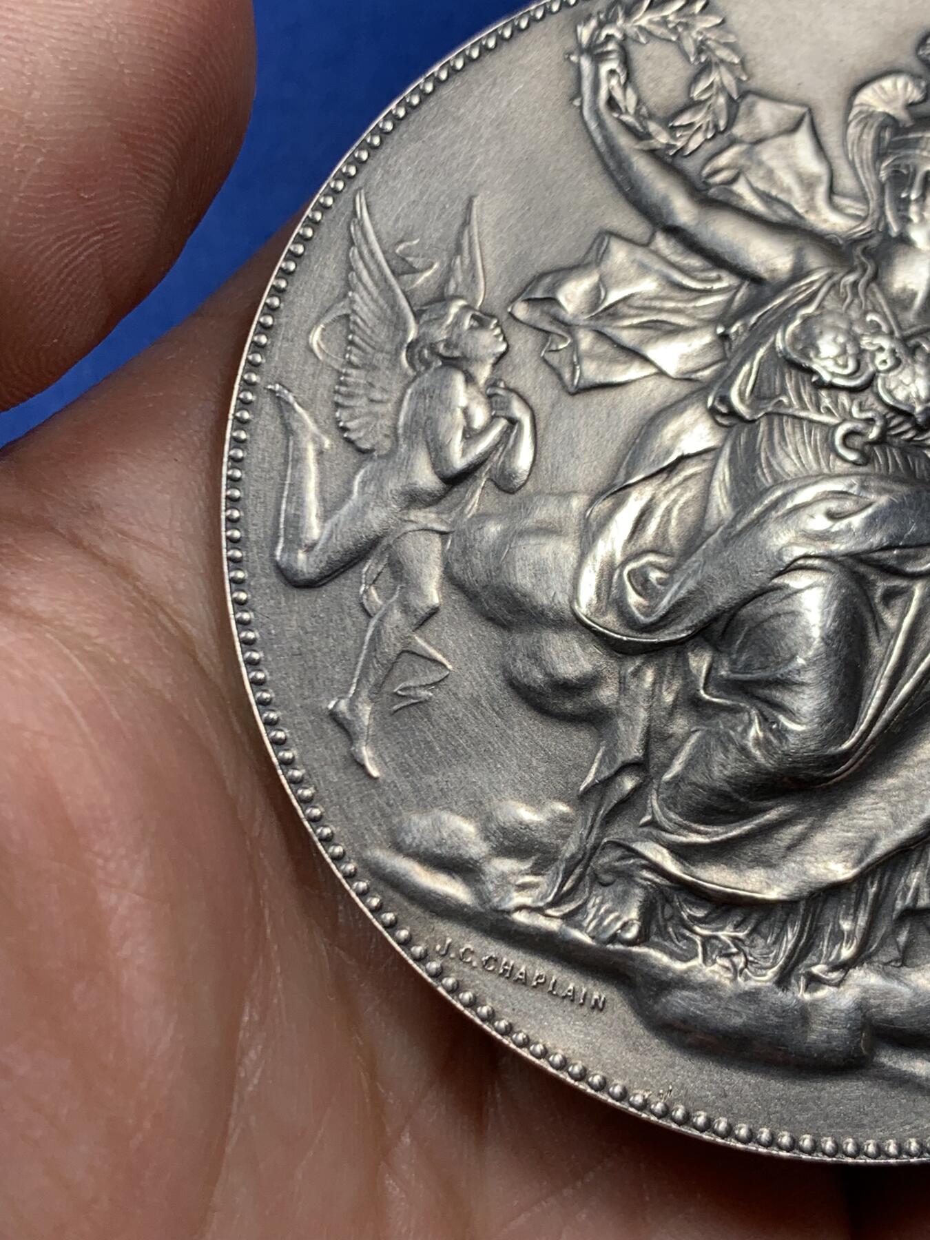 《竞宝斋》第470场 周日，周一，周二 3场连拍 （全场包邮）欢迎送拍 名家夏普兰作 1924年法国圣埃蒂安商业法庭大银章 150.5克 68mm 丰饶角银标 带盒