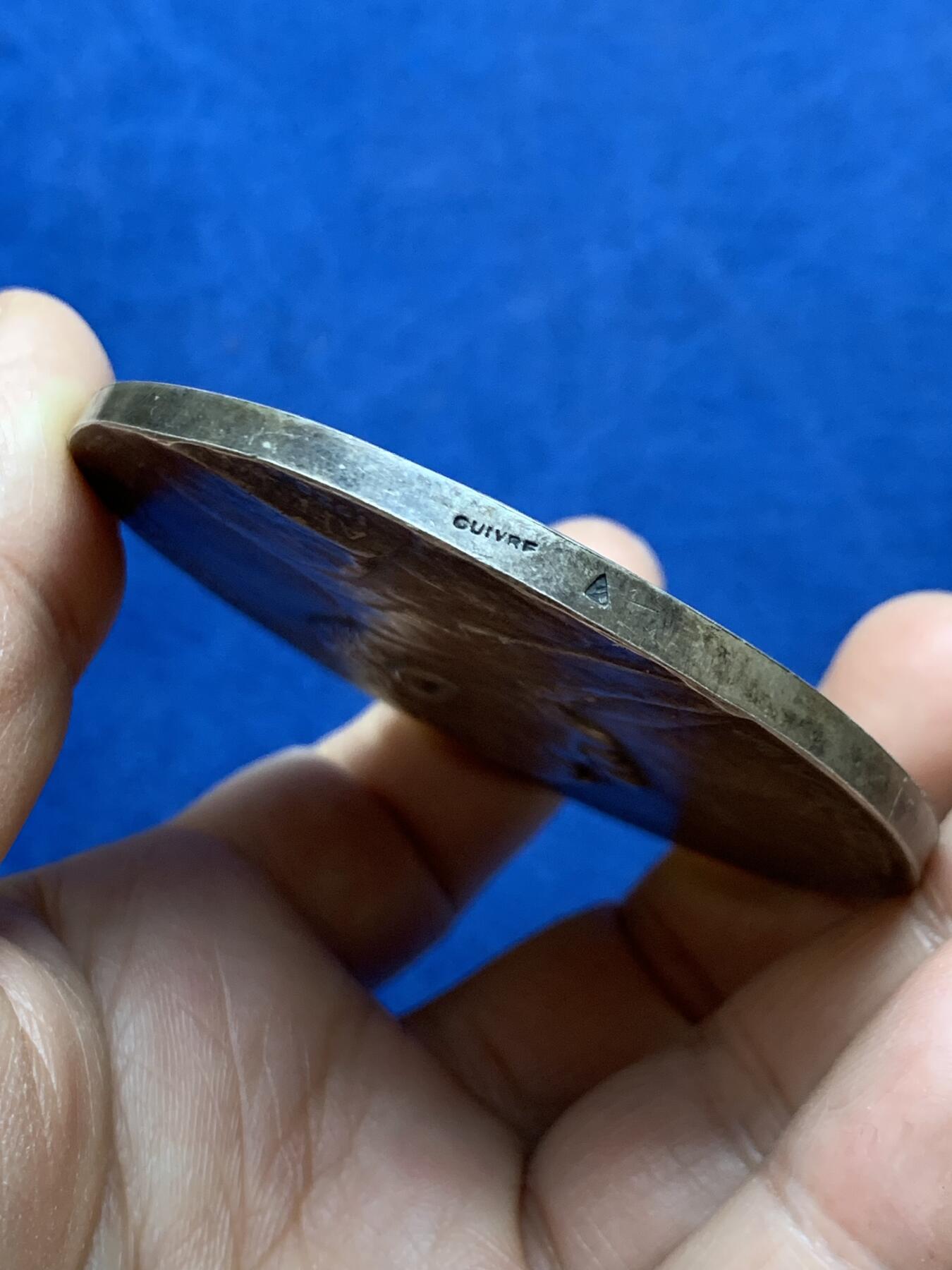 《竞宝斋》第470场 周日，周一，周二 3场连拍 （全场包邮）欢迎送拍 法国牙科医生让·米肖镀银铜章 114.6克 67.5mm 三角铜标