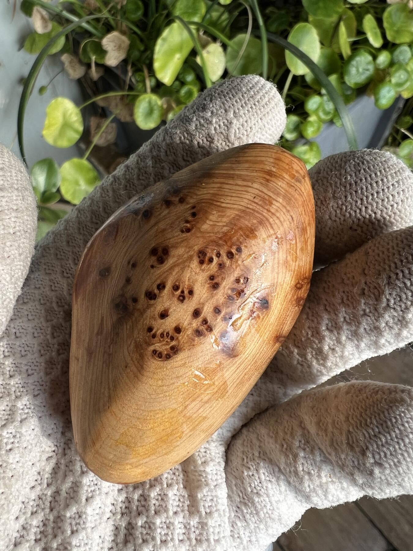 零元拍：崖柏瘤花随型手把件，十多年前的存货了，陈化的非常好，香味扑鼻，油性极大。