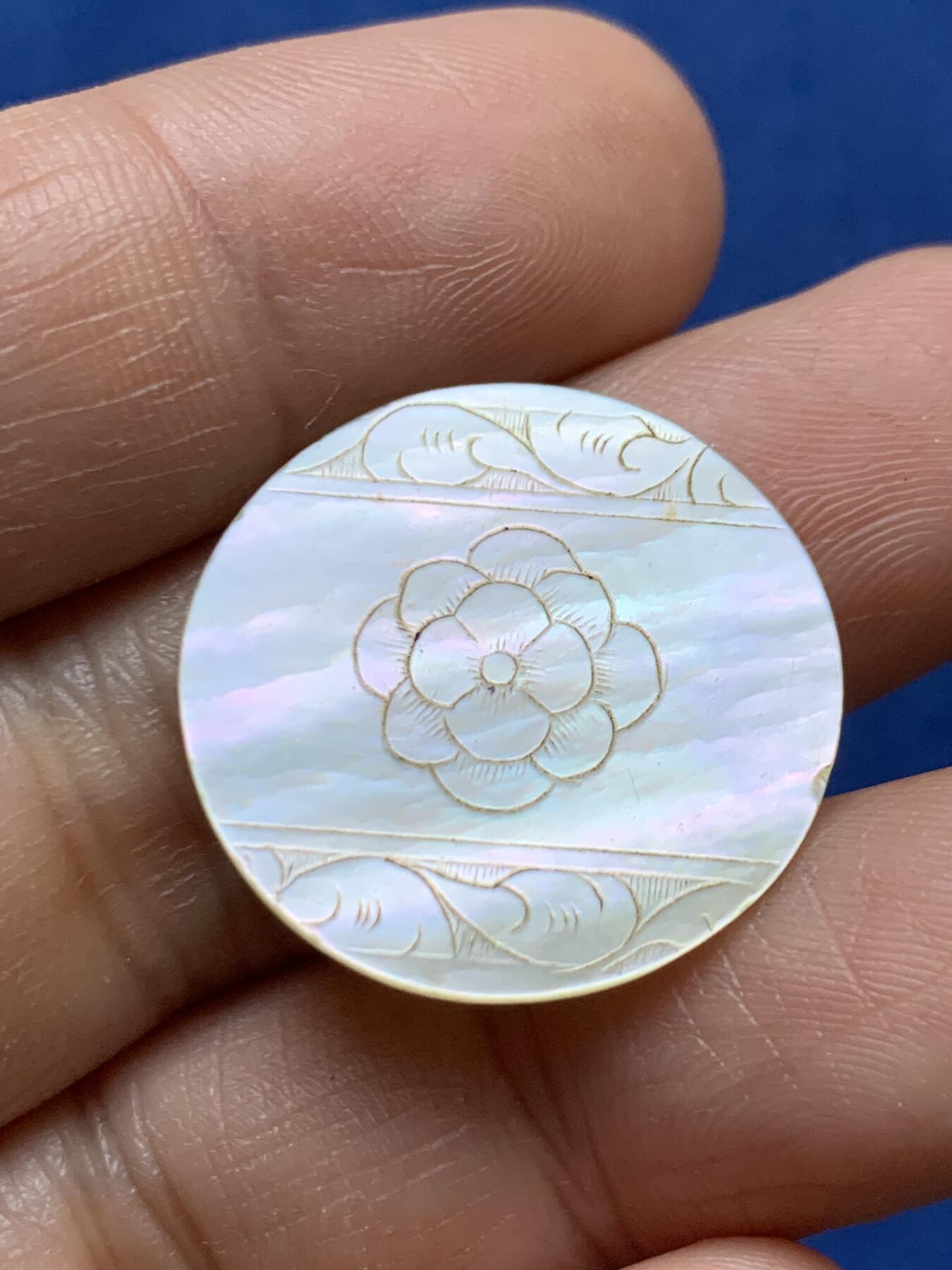 《竞宝斋》第470场 周日，周一，周二 3场连拍 （全场包邮）欢迎送拍 英国一线回流清螺钿贝母筹码2枚一对，大小圆型，珠光水润，满工花卉图案精雕。