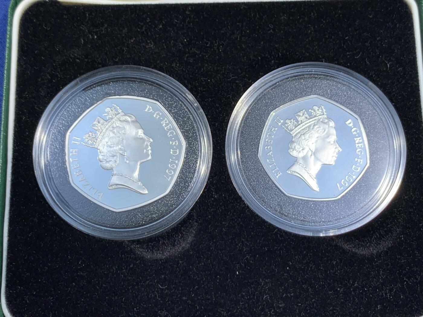 《竞宝斋》第470场 周日，周一，周二 3场连拍 （全场包邮）欢迎送拍 两枚一组 英国 1997年50便士精制银币 纪念改版 直径30mm+27.3mm(13.5g+8g) 发行2.5万套 盒证齐全