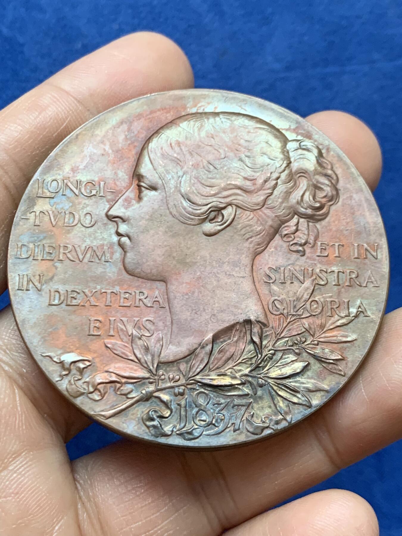 《竞宝斋》第470场 周日，周一，周二 3场连拍 （全场包邮）欢迎送拍 英国1897年维多利亚女王登基60周年纪念大铜章，经典的小维+老维双面高浮雕头像，72.65克，55.3克。