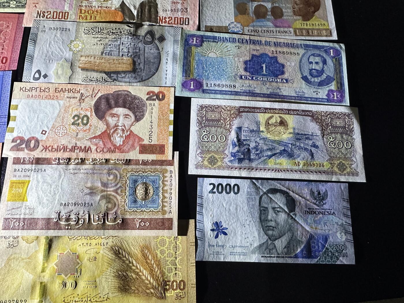《外钞收藏家》第六百一十八期（精品场）（长期征集拍品、欢迎藏友们联系合作） 美元、叙利亚、印尼等20张精美纸币一起 除印尼非全新 其他全新