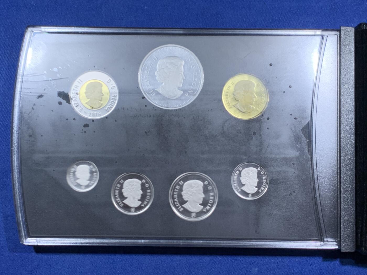 《竞宝斋》第470场 周日，周一，周二 3场连拍 （全场包邮）欢迎送拍 2016年加拿大皇家造币厂跨大西洋电缆150周年特别版精制银币套装，共7枚硬币，其中主币含23.17克纯银，整个亚克力表面模糊了，币状态保存不错的。含原盒证书