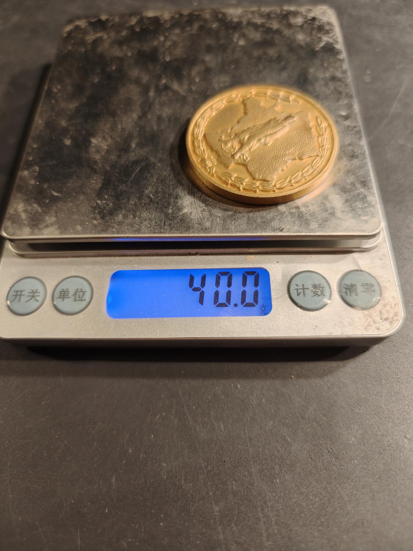 老王徽章第187期 法国二战战俘联合会镀金大铜章    直径42mm    重量40g