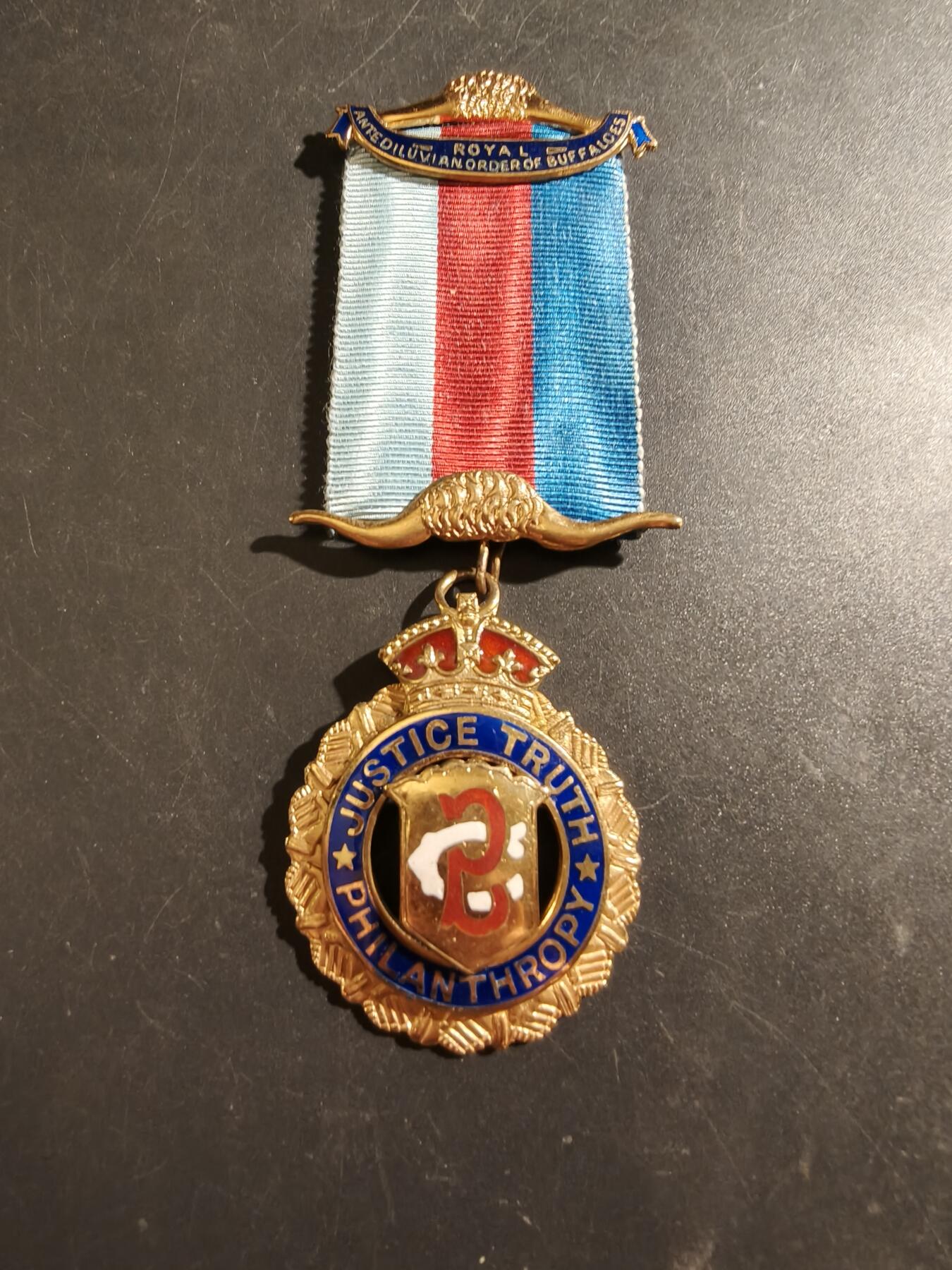 老王徽章第187期 英国皇家野牛兄弟会奖章   925银镀金珐琅    原盒    31.8g