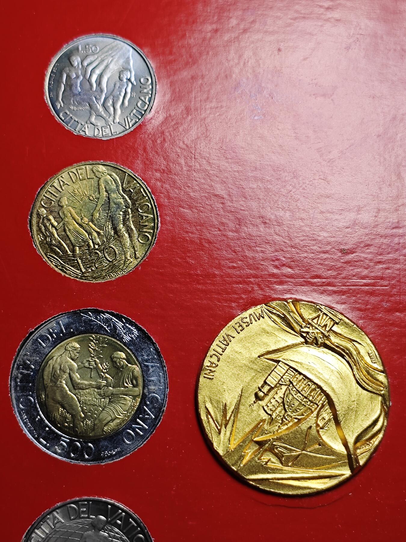 KK钱币收藏小铺   套币专场 2月预留时间 周末发货  梵蒂冈大小面值清年一套 含双色币500里拉 镀金章