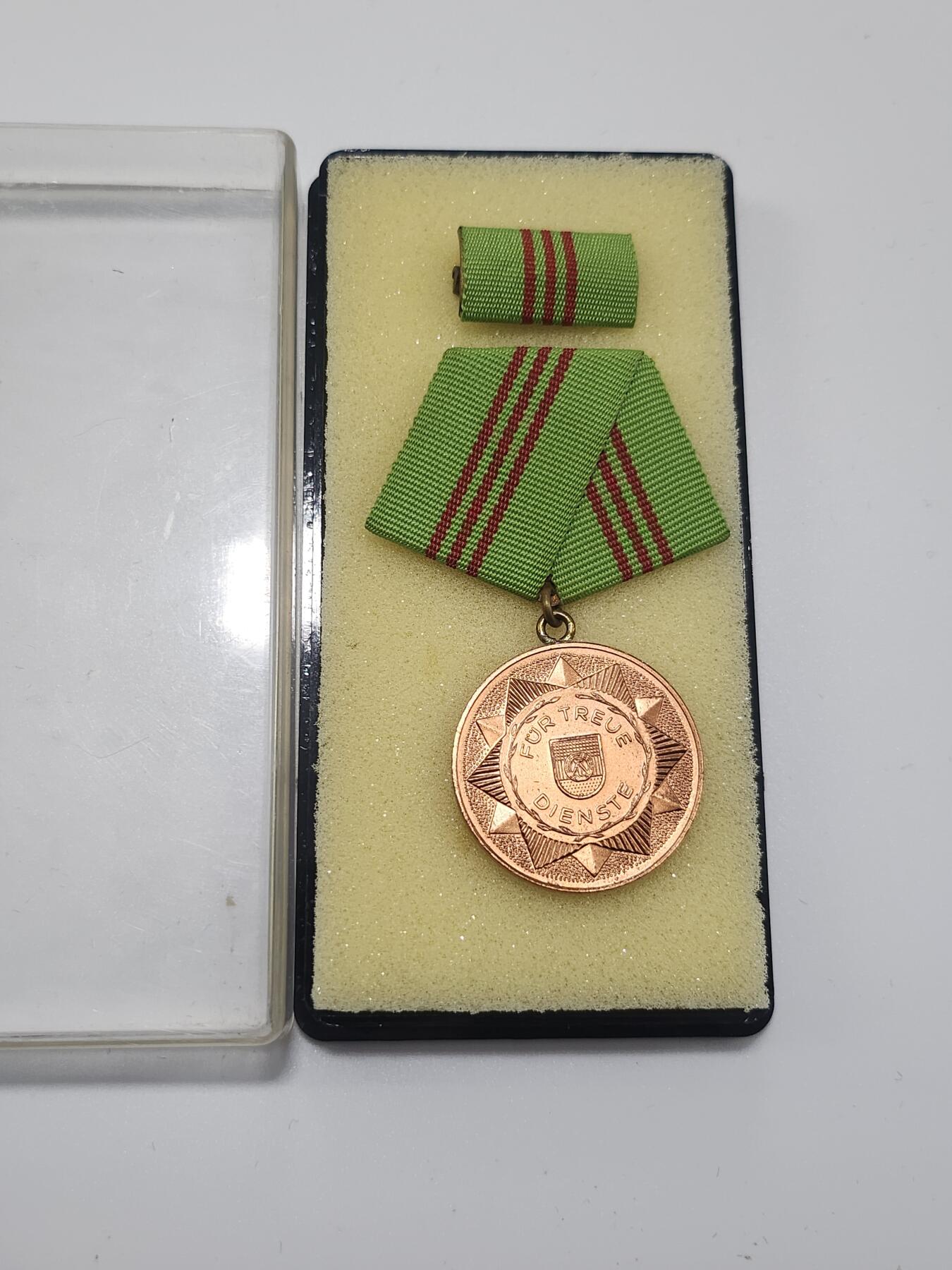 南水社第3次拍卖 春季专场 民主德国内政部忠诚服务铜级奖章（10年） 原盒带略 品相完好