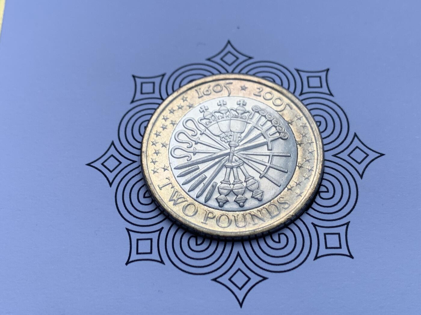 《竞宝斋》第470场 周日，周一，周二 3场连拍 （全场包邮）欢迎送拍 英国2005年火药阴谋400周年2英镑双色纪念币，邮币封