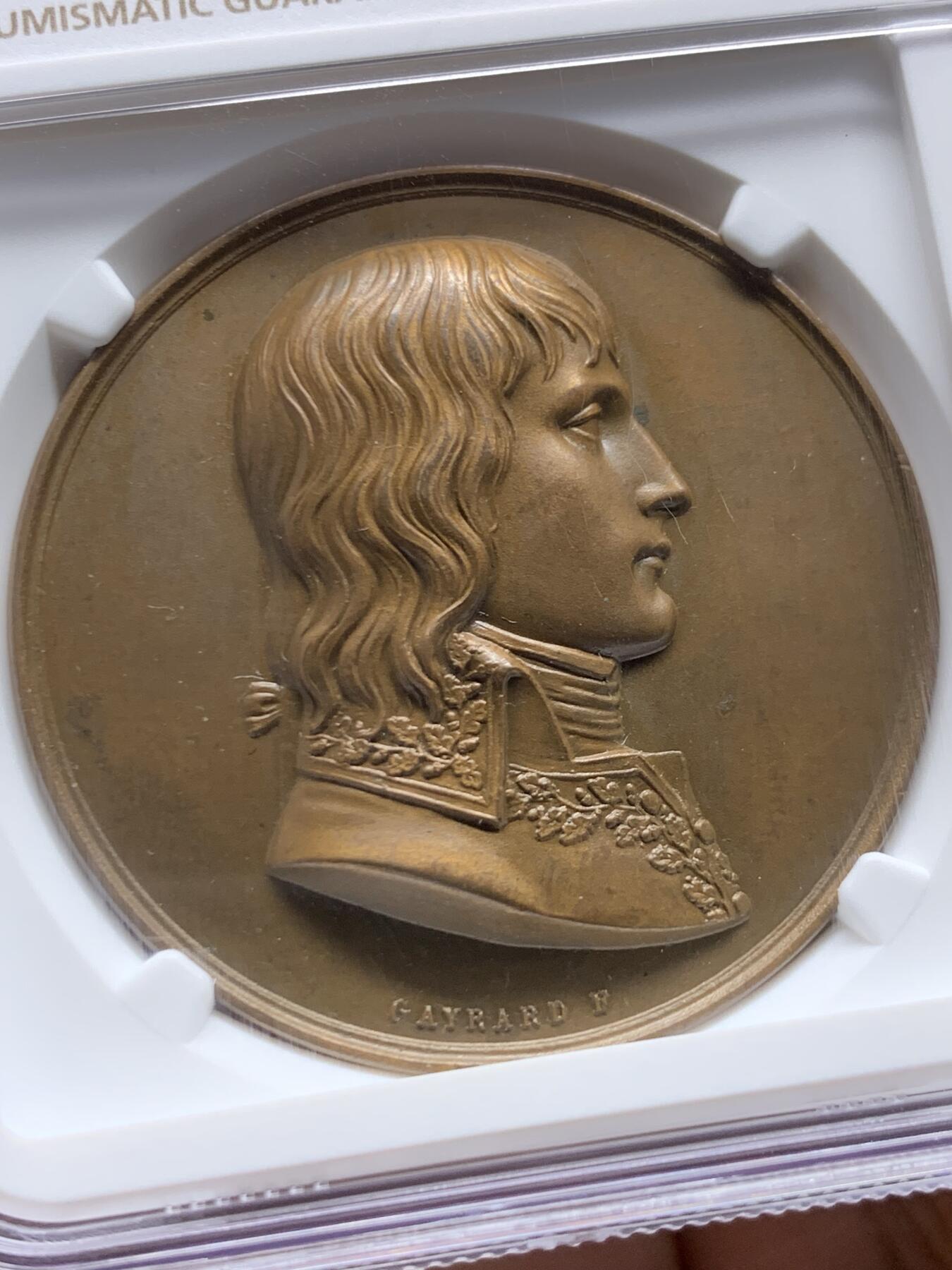 《竞宝斋》第470场 周日，周一，周二 3场连拍 （全场包邮）欢迎送拍 NGC MS63BN 法国1796年拿破仑蒙特诺特之战铜章  第一执政长发飘逸稀少头像版本 背面持剑胜利女神飞跃地中海上空 羽毛和衣物刻画飘逸 天马行空的勾划 加厚盒装 丰饶角边铭