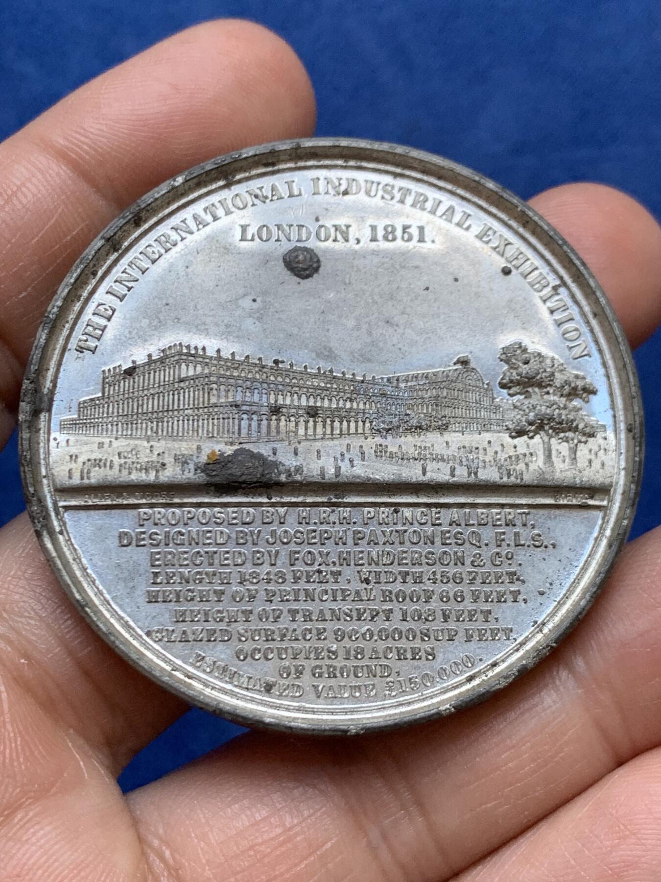 《竞宝斋》第470场 周日，周一，周二 3场连拍 （全场包邮）欢迎送拍 1851年伦敦世博会锌章 重约37.6克 50.8mm