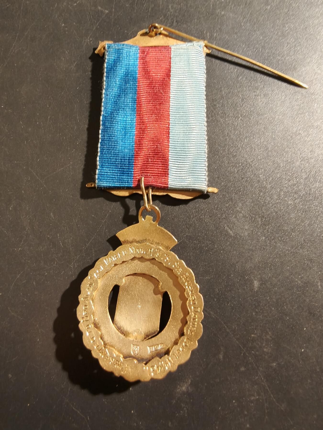 老王徽章第187期 英国皇家野牛兄弟会奖章   925银镀金珐琅    原盒    31.8g