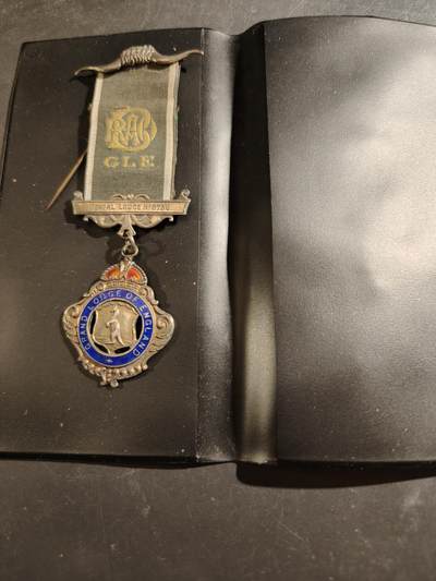 老王徽章第187期 - 英国皇家野牛兄弟会奖章   925银镀金珐琅    原盒     20g