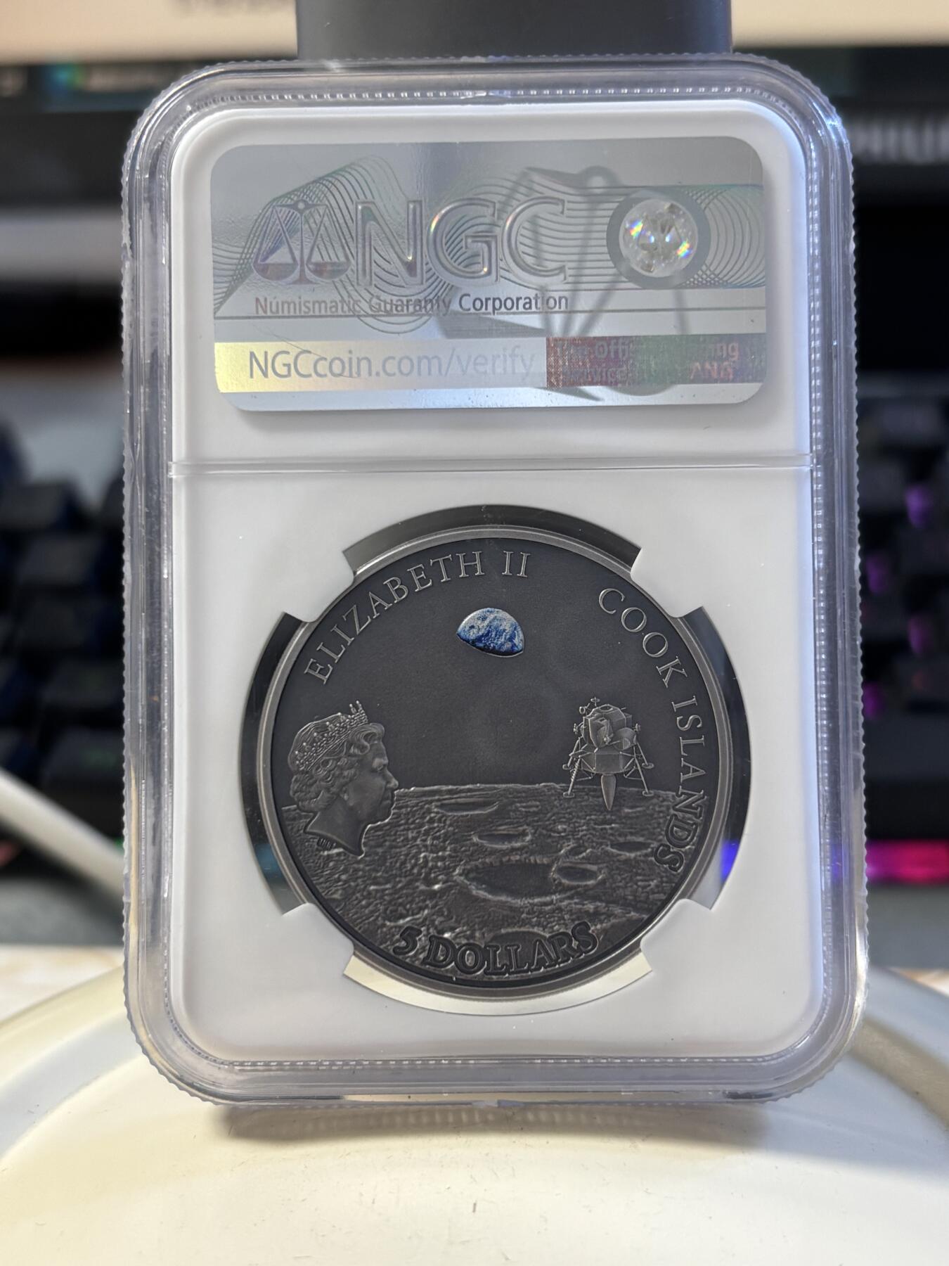 第194期拍卖 库克2019人类登月脚印镶嵌陨石仿古1盎司银币NGC-PF70，999银，发行499枚