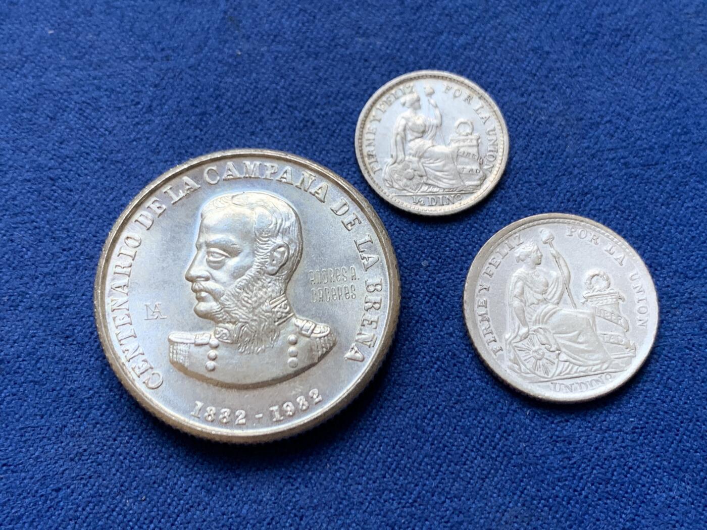 《竞宝斋》第470场 周日，周一，周二 3场连拍 （全场包邮）欢迎送拍 三枚一组 秘鲁 1911年1第纳尔、1912年1/2第纳尔、1982年纪念Brena战役100周年1万索尔纪念币 银币 细节均不错 1万索尔纪念币背面为自然氧化形成 少见品种