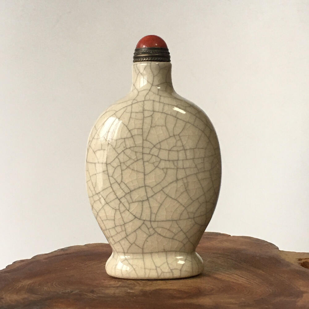      中国红色盖子配六七十年代耀州窑瓷质鼻烟壶开片釉库存老货旧藏文玩艺术收藏