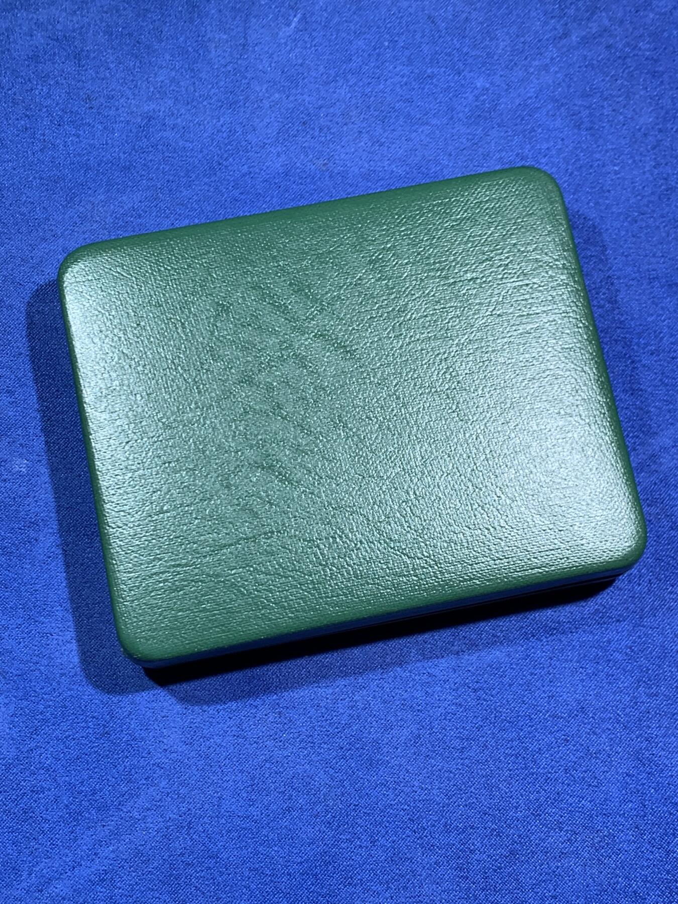 《竞宝斋》第470场 周日，周一，周二 3场连拍 （全场包邮）欢迎送拍 两枚一组 英国 1997年50便士精制银币 纪念改版 直径30mm+27.3mm(13.5g+8g) 发行2.5万套 盒证齐全