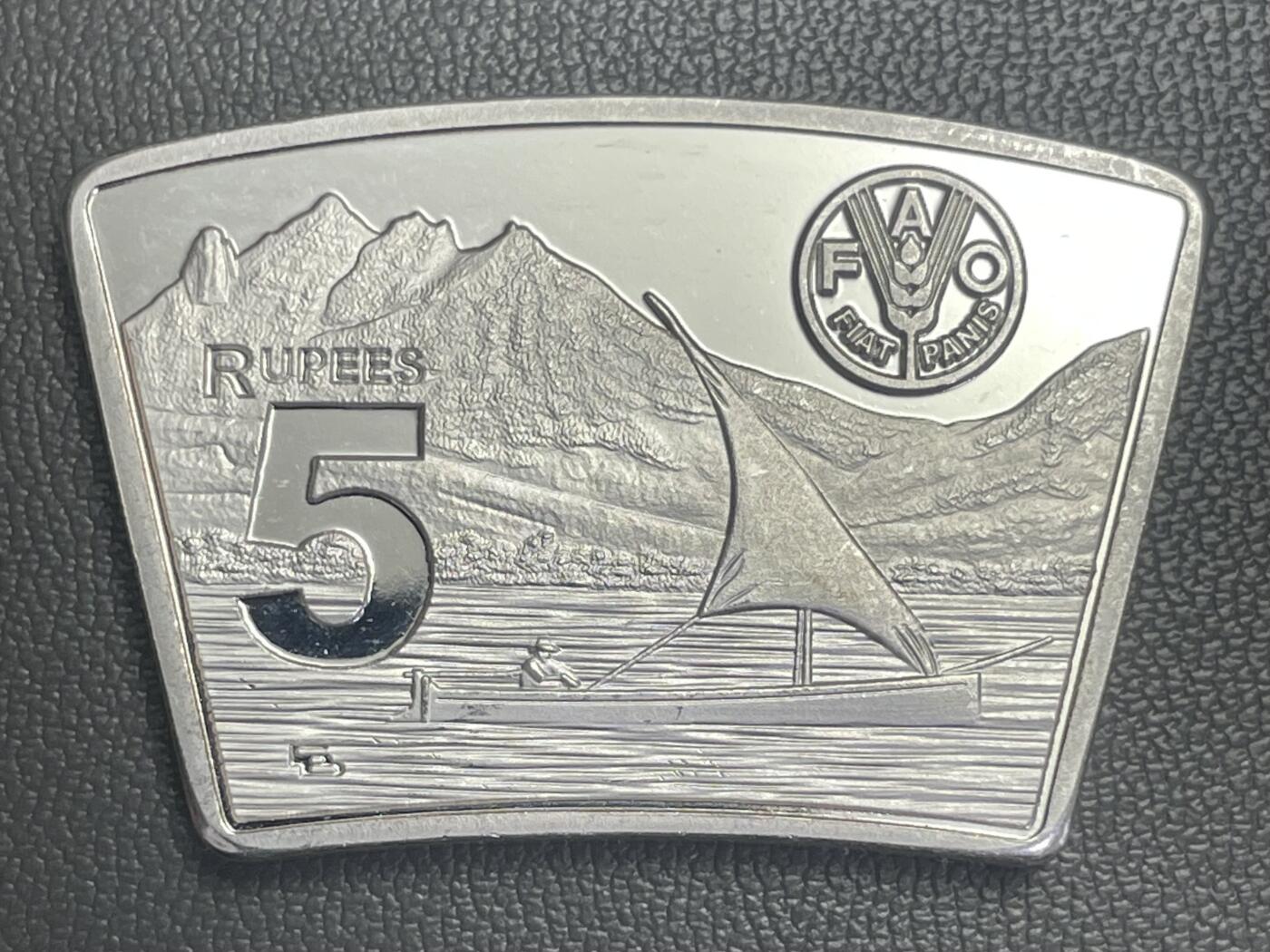 回流0315 毛里求斯罗德里格斯岛2018年5卢比扇形镀银纪念币 为纪念毛里求斯独立50周年（1968-2018）发行的罗德里格斯岛主题扇形纪念币，属于FAO（联合国粮农组织）系列