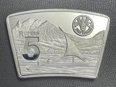 回流0315 - 毛里求斯罗德里格斯岛2018年5卢比扇形镀银纪念币 为纪念毛里求斯独立50周年（1968-2018）发行的罗德里格斯岛主题扇形纪念币，属于FAO（联合国粮农组织）系列