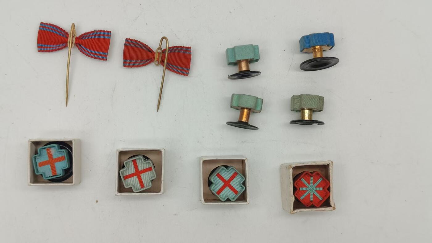 旧物徽章专场20260315 赤十字会员章略及花结若干