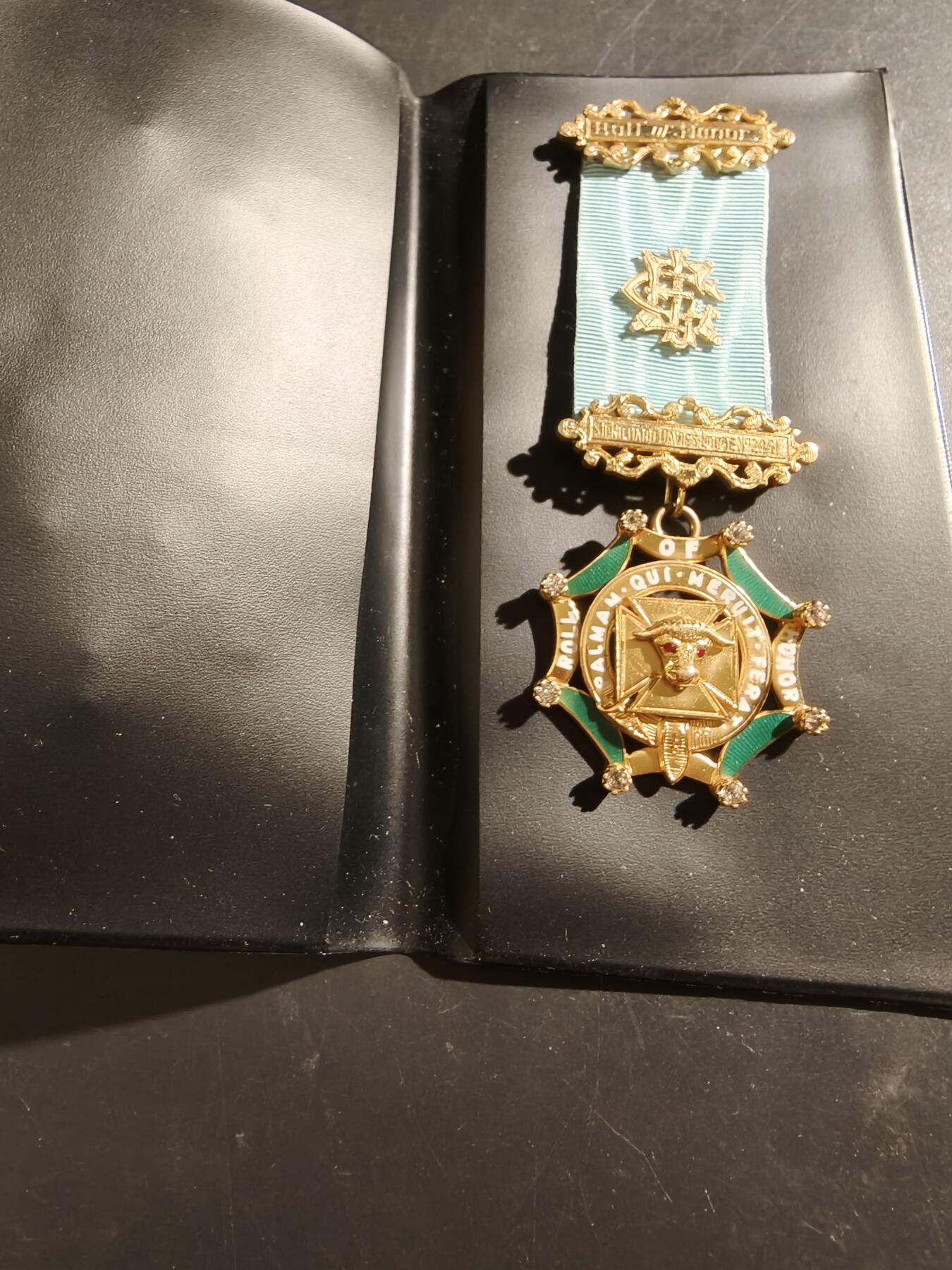 老王徽章第187期 英国皇家野牛兄弟会奖章   925银镀金珐琅    原盒    镶嵌一圈水钻