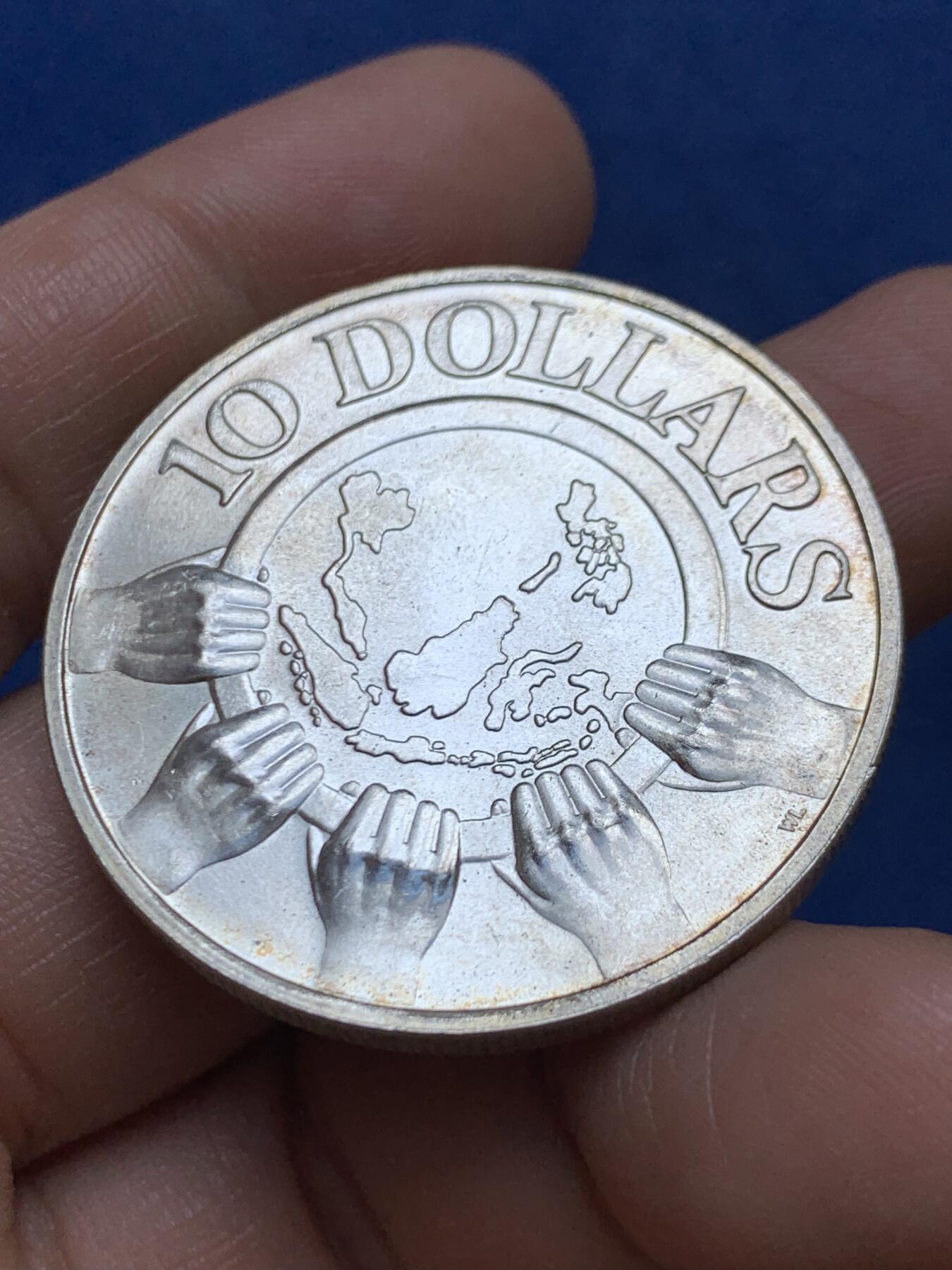 《竞宝斋》第470场 周日，周一，周二 3场连拍 （全场包邮）欢迎送拍 新加坡1977年纪念东盟成立十周年10元银币，31.1克，500银。