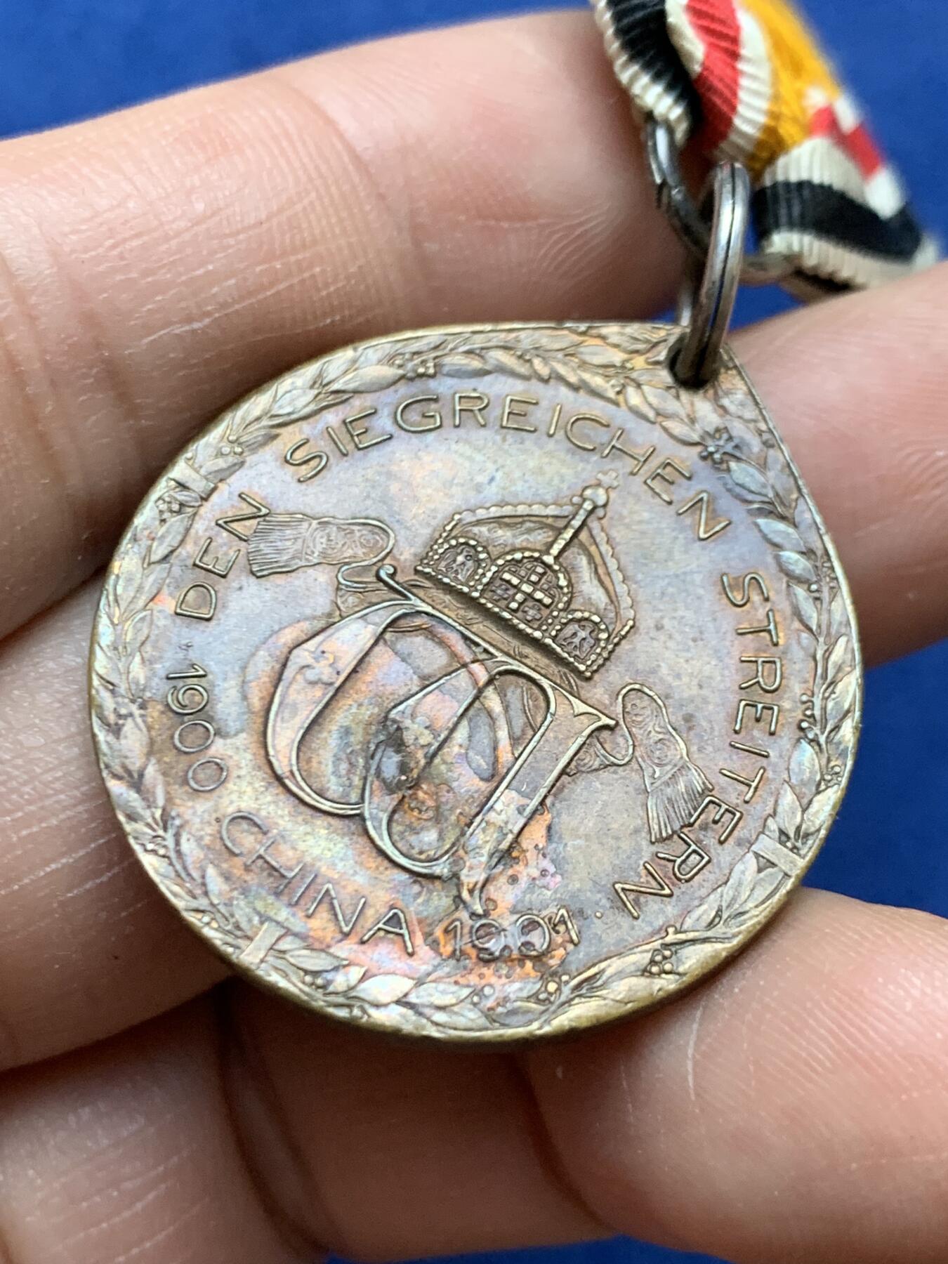 《竞宝斋》第470场 周日，周一，周二 3场连拍 （全场包邮）欢迎送拍 德国1900庚子事变龙鹰勋章，非常著名的品种。PCGS目前给进行评级，细节漂亮，背面有胶水残留，细节见图，总重17.6克。