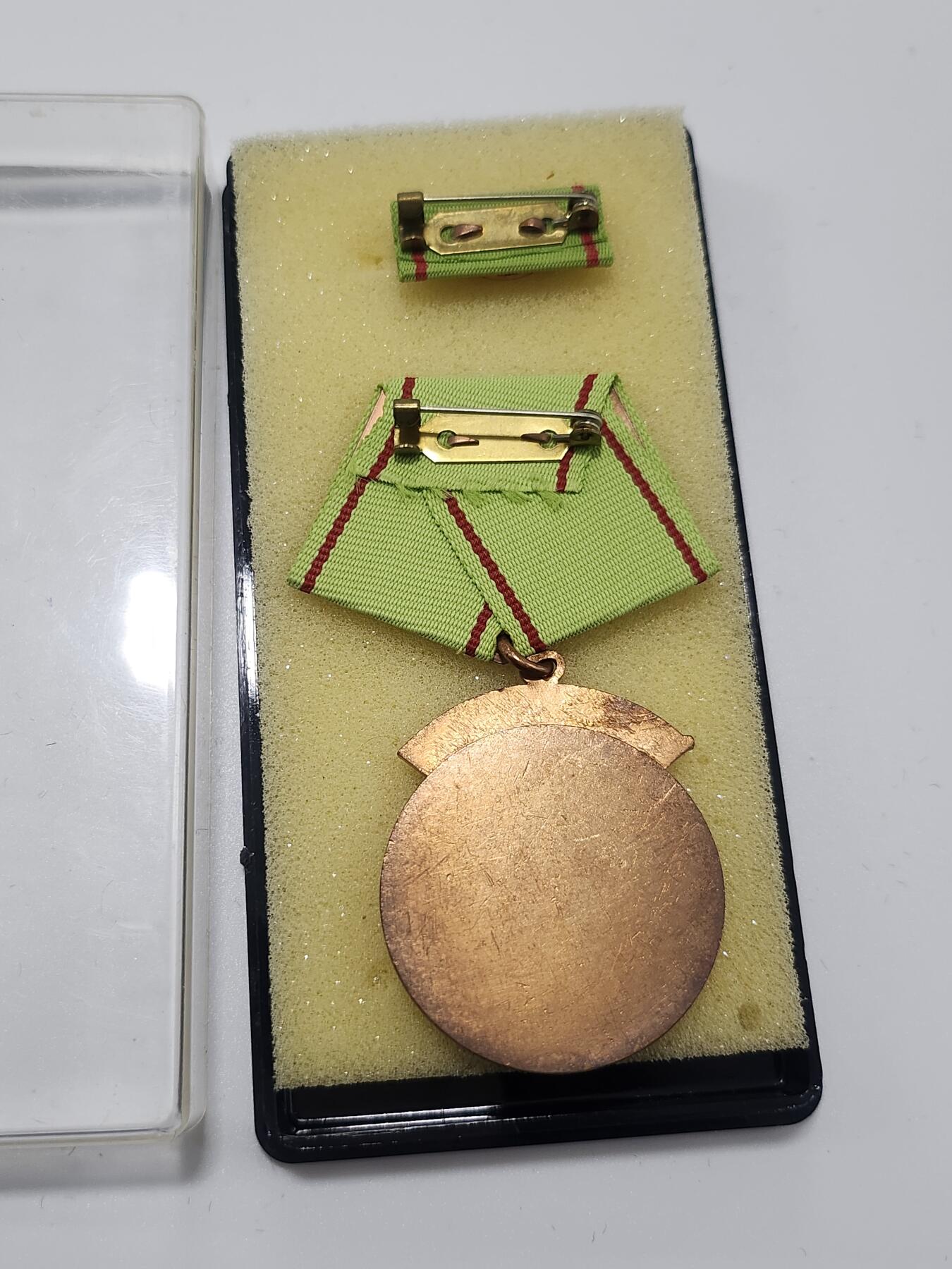 南水社第3次拍卖 春季专场 东德人民警察荣誉勋章，完好品相带盒略。