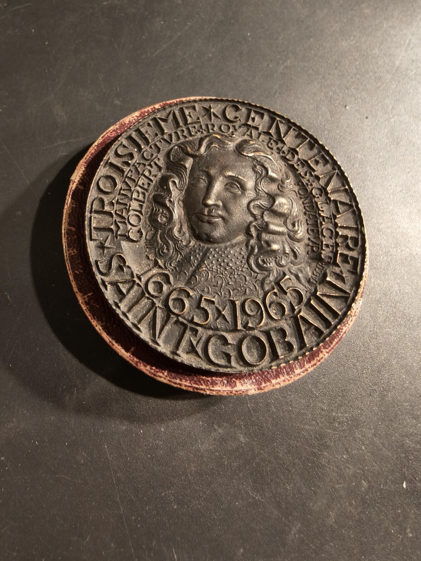 老王徽章第187期 法国圣戈班集团成立300周年大铜章    原盒    正面为路易十四时代法国财政部长科尔贝尔(它是圣戈班集团前身-法国皇家玻璃工坊创始人，该工坊为凡尔赛宫镜廊提供了全部357块玻璃)     直径53mm     重量106.1g