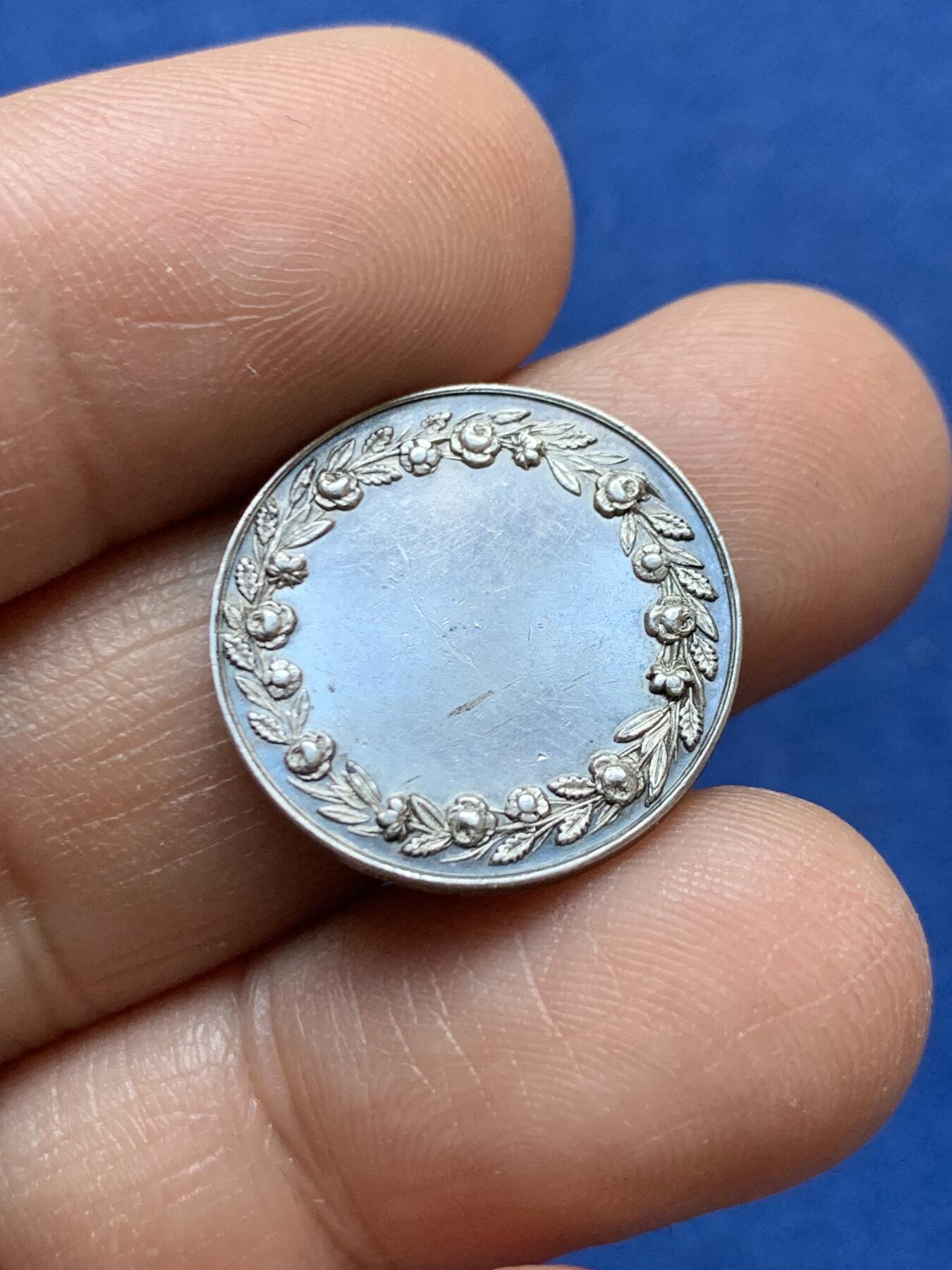 《竞宝斋》第470场 周日，周一，周二 3场连拍 （全场包邮）欢迎送拍 法国婚姻与爱情纪念银章 背面无刻字 3.05克 20mm