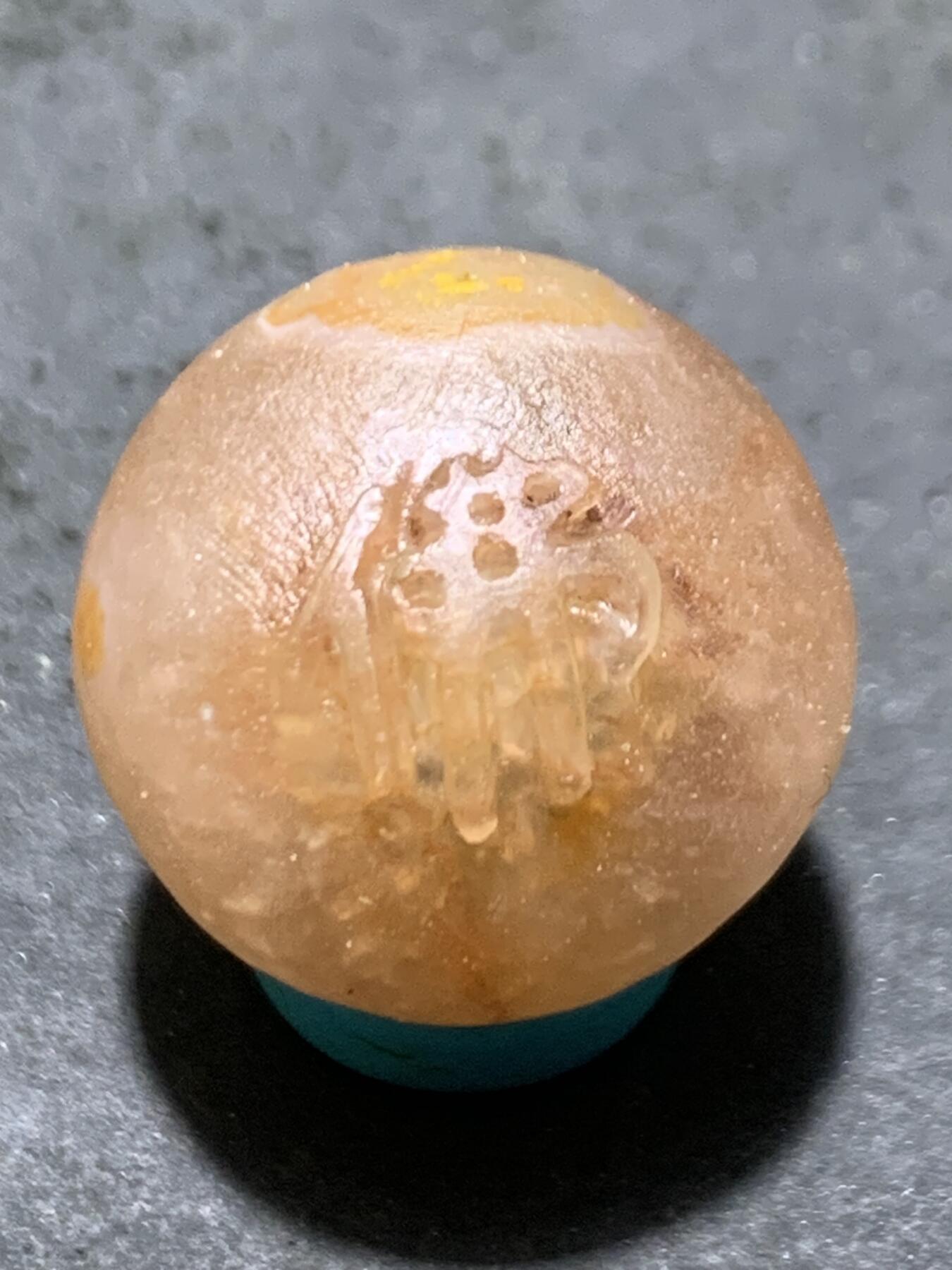 精美亚光满冰飘糖心料战国红玛瑙手工雕刻佛字随形珠一颗！