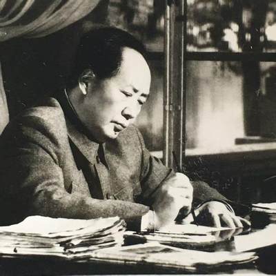     (长9.5cm)稀少六七十年代伟人毛主席办公照全新品相未流通1张原版真品如图旧藏文玩艺术收藏 -     (长9.5cm)稀少六七十年代伟人毛主席办公照全新品相未流通1张原版真品如图旧藏文玩艺术收藏