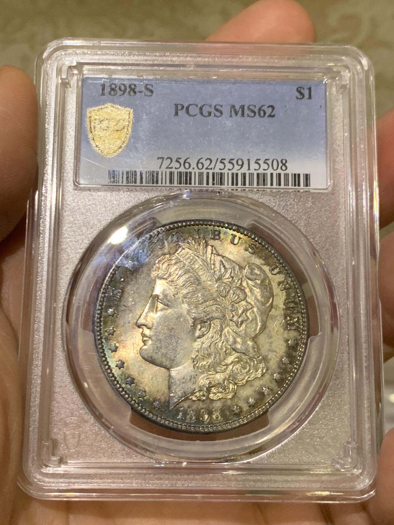 《竞宝斋》第470场 周日，周一，周二 3场连拍 （全场包邮）欢迎送拍 PCGS MS62 美国 1898 S 摩根银币 此年分钱币大多充分流通 稀有品种 双面环状五彩包浆 不可多得的藏品 PCGS指导价4511 低评