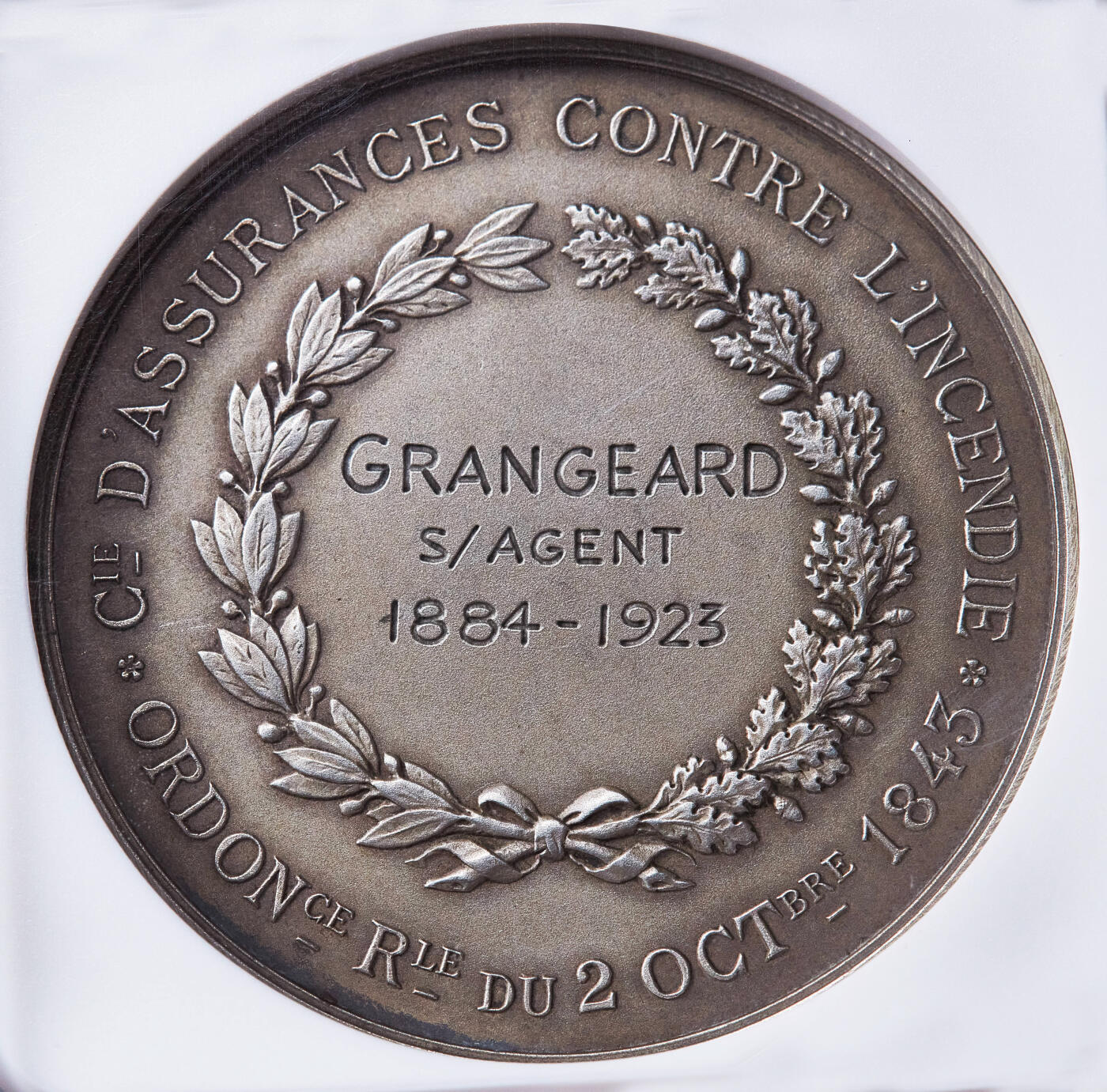 【俄甄集藏】2026年(049)03-18星期三 晚 19:30 全场包邮 法国1923年父爱保险公司众诚服务大银章，NGC MS63，授予服务公司39年的退休员工格兰·吉尔德，丰饶角铭，黄油彩老包浆，磨砂底板，直径46mm