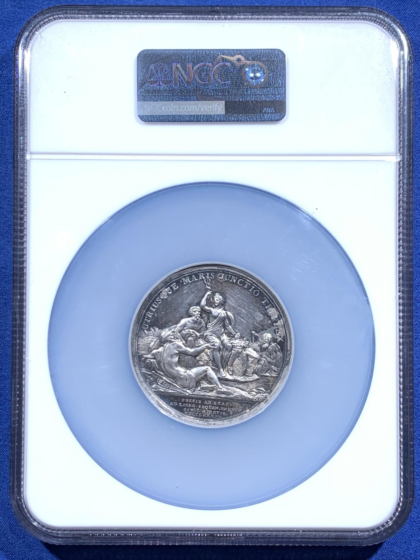 《竞宝斋》第471场 周日，周一，周二 3场连拍 （全场包邮）欢迎送拍 NGC UNCD 1783年法国中央运河建设开工纪念大银章 双面高浮雕 细节极美 路易十六银章少见 加大加厚盒