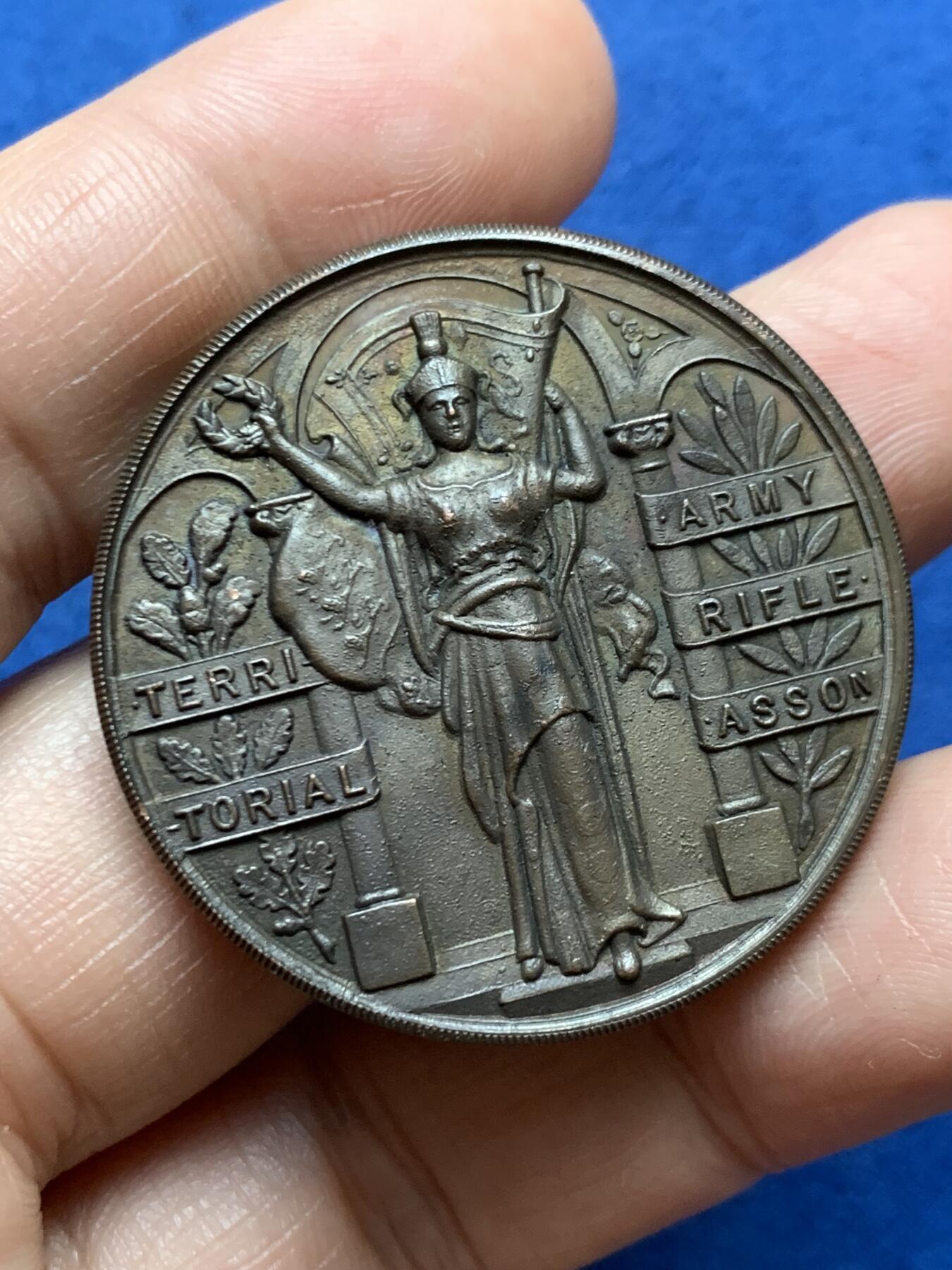 《竞宝斋》第471场 周日，周一，周二 3场连拍 （全场包邮）欢迎送拍 英国1929年领土陆军步枪协会铜章，造型精美，带原盒，嘉奖给获得城市中尉杯第2名的军官L.R.B。30.85克，38.3mm。