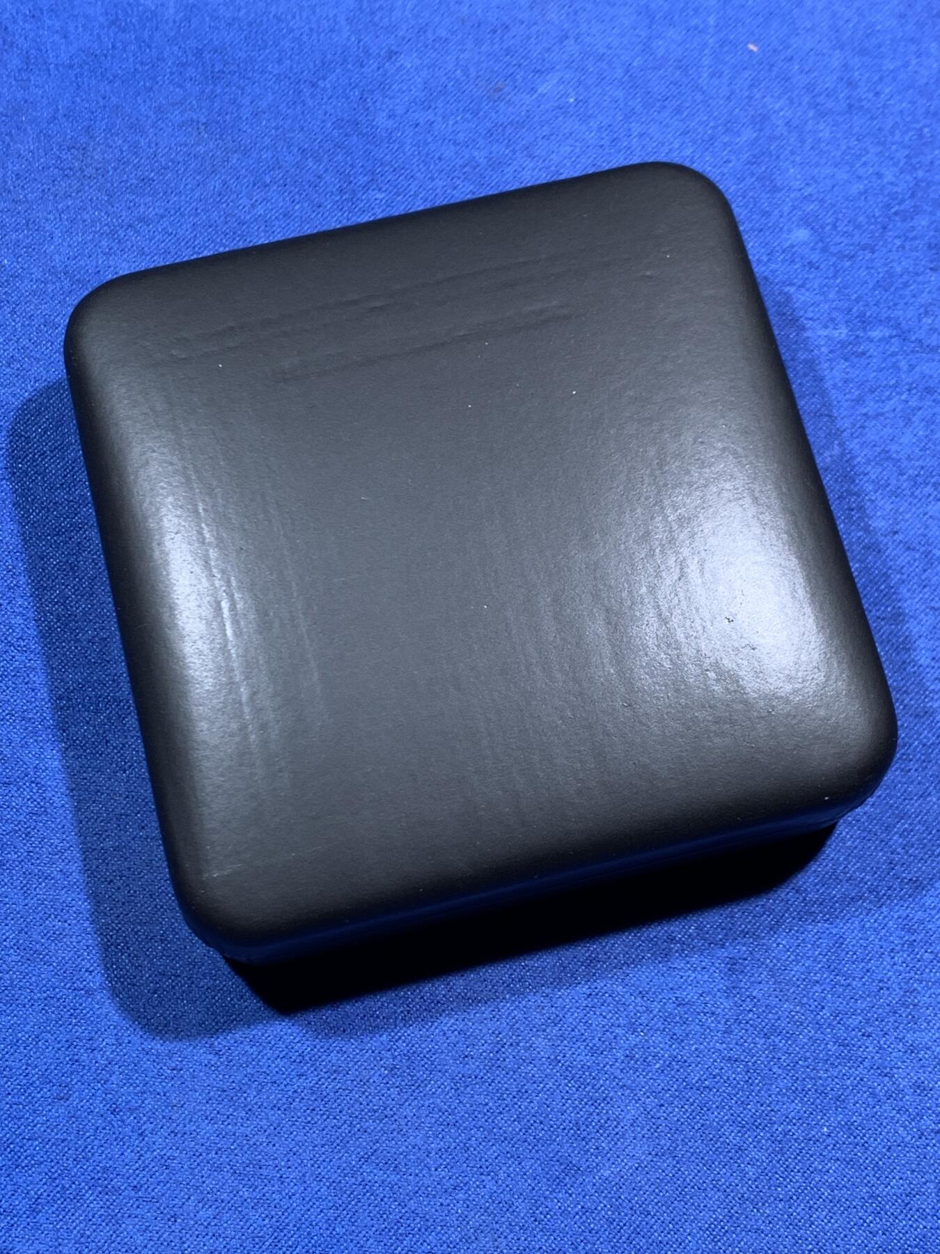 《竞宝斋》第471场 周日，周一，周二 3场连拍 （全场包邮）欢迎送拍 斐济2013年10元银币 正面为俄罗斯克罗诺茨基火山的景观 999银 20克 铸造量999枚 带盒证