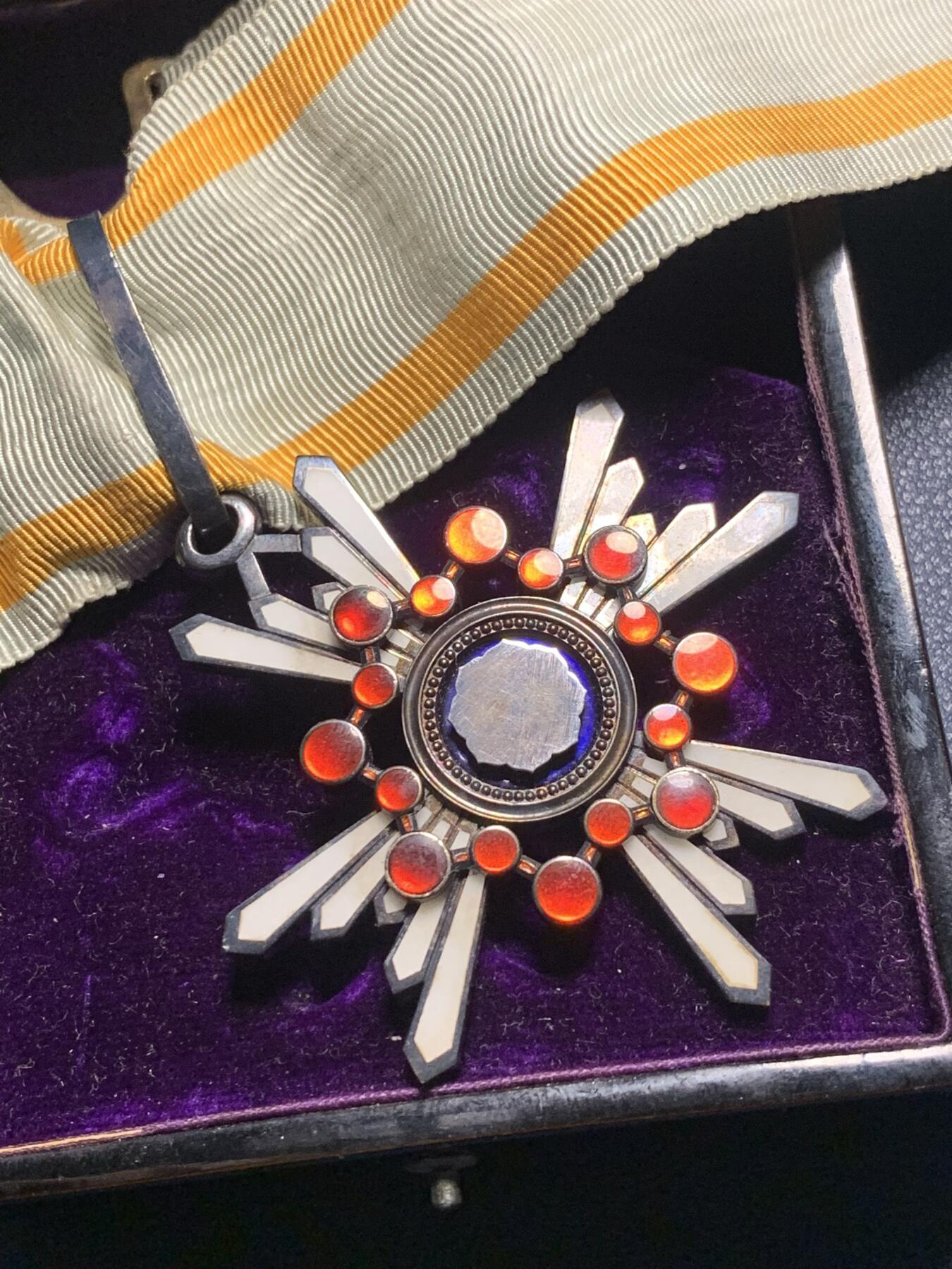 勋三等瑞宝章，白字盒战时