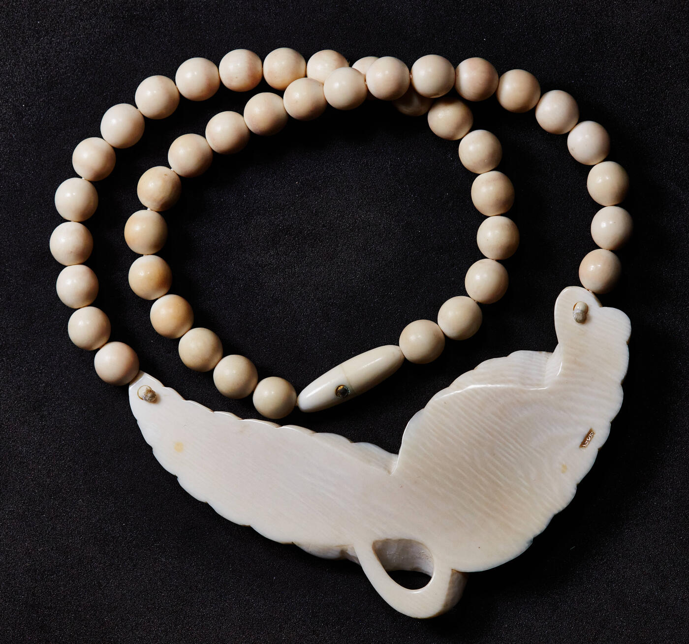 【俄甄集藏】2026年(049)03-18星期三 晚 19:30 全场包邮 欧洲回流白色珍贵材料雕刻树叶形女士项链，展开总长度：440mm，珠直径：8mm，挂件尺寸90mm×50mm，重量：37.5克，保存完好，无裂无笑