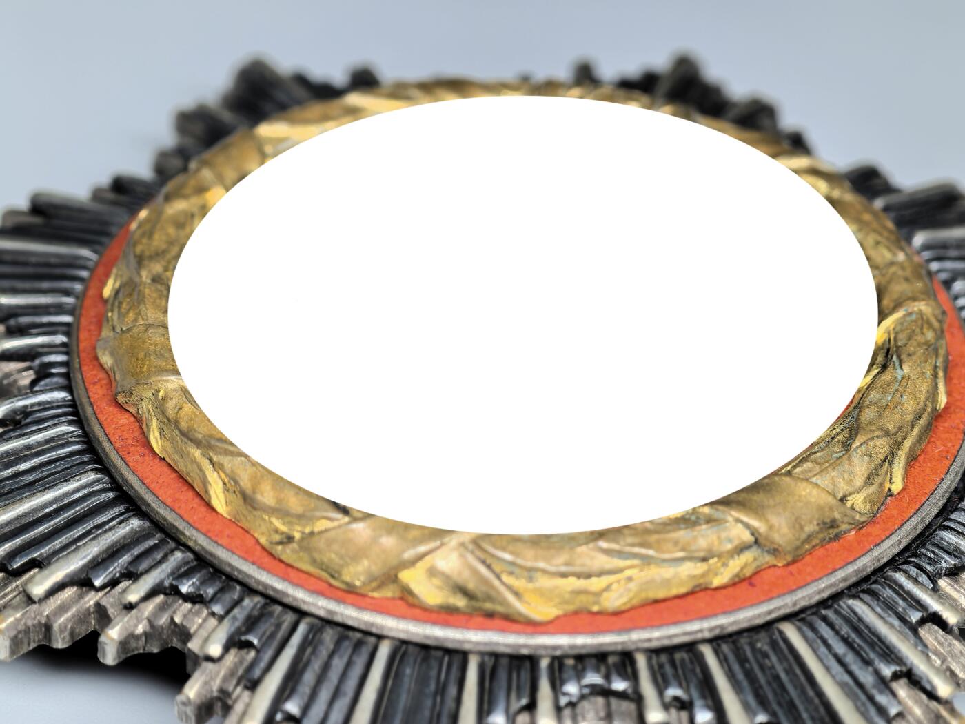 小驴勋章奖章收藏3月21日周六晚六点拍卖（珍爱和平，收藏战争，铭记历史，勿忘国耻，忠党爱国。有偿代拍，送拍规则在简介最后，参拍须阅读规则后再参拍，关系到运费包装发货时效真假辨别等关键信息，拍卖时不再发原图，看大图店主微信码在拍卖店铺介绍里） WWII金级大德意志勋章带原盒，牛逼的容克厂C. E. Juncker厂制作，5铆钉重版，64g，铜合金珐琅，珐琅好，背面手刻获得者姓名，少见，裸章容克重版本我直接从国外拿得3.8万人民币，盒子这个品也得6、7千人民币