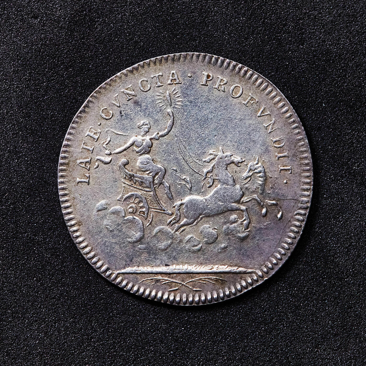 【俄甄集藏】2026年(049)03-18星期三 晚 19:30 全场包邮 法国18世纪路易十五“曙光女神”驾乘奥罗拉战车银质代用币章，黄油彩包浆，直径：27mm，重量：4.8克，王权象征