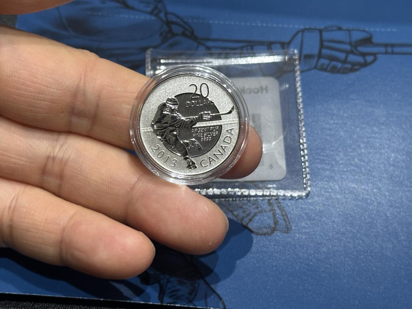 《外钞收藏家》第六百一十八期（精品场）（长期征集拍品、欢迎藏友们联系合作） 加拿大2013年20加元冰球运动卡装纪念精制银币（带原厂卡册8g纯银）