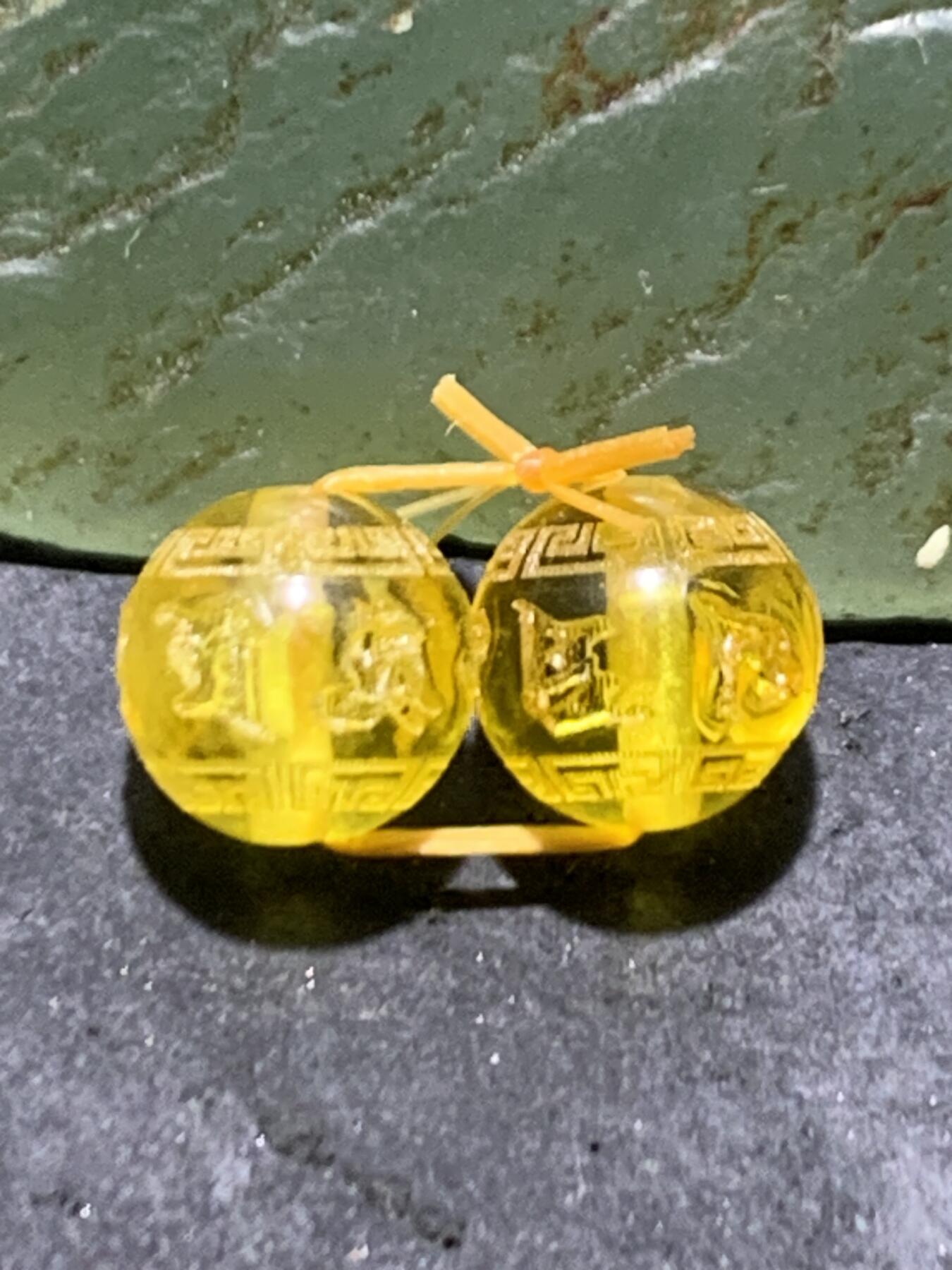 天然乌克兰原矿蜜蜡雕刻六字箴言腰珠两颗